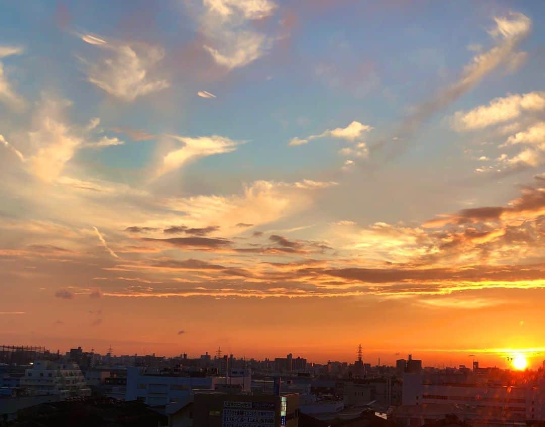 東里梨生さんのインスタグラム写真 - (東里梨生Instagram)「「ママみて！きれいだよー！！ たいようはなんで光ってるのかなぁ！」 と言いながら 息子が見つけてくれた夕焼け。  二十歳の時から住んでいた #東京 も 大好きな街になったけど  やなわらばーを結成した専門学校時代、 そして今、住んでいる #大阪 も 大好きな街なのである。  もちろん生まれ育った #石垣島 も。 好きな街がたくさんあるって 幸せだな👍  てなわけで、、 今の私のふるさと、 『大阪』 で行われるリクエストライブは すごく大切で心に残る 一日になりそうです。  #billboardosaka  #ビルボードライブ大阪  「やなわらばーLast Year ～最初で最後のリクエストLIVEを開催します！スペシャル！！～」　大阪公演 【日程】2020年10月24日(土) 【時間】[1st.show] OPEN15:30 / START16:30 　　　　[2nd.show] OPEN18:30 / START19:30 【会場】ビルボードライブ大阪 （〒530-0001 大阪市北区梅田2丁目2番22号 ハービスPLAZA ENT B2） 【料金】自由席6,800円（税込） ／ カジュアル席5,800円（税込） (1DRINK付)」9月13日 11時29分 - aizatorio_yanawaraba