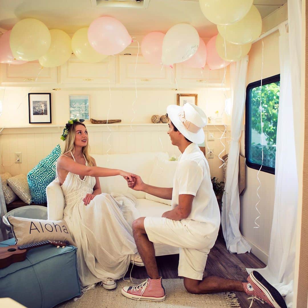 oversea_weddingのインスタグラム：「その旅に 恋をする。 写真にこだわるリゾートウェディング ・ Marry me? ・ 国内だから時差もなくリーズナブルに、南海の楽園で「宮古ブルー」に輝く空と海に包まれるphotogenicなlover's weddingを。 ・ オンラインでのお打ち合わせも可能です。 まずはお問合せください。 #リゾートウェディング #前撮り #ウェディングフォト #後撮り #星空撮影 #ウェディングドレス #hawaiiwedding #花嫁ヘア #フォトウェディング #卒花 #プレ花嫁 #卒花嫁 #日本中のプレ花嫁さんと繋がりたい #沖縄挙式 ウェディング #沖縄ウェディング #写真好き #宮古島 #ビーチフォト #dancingbear #onelove #海外ウェディング #宮古島旅行 #ウェディングブーケ #リゾ婚 #与那覇前浜ビーチ #お色直し #入籍 #宮古ブルー #モバイルウェディング #さとうきび畑の一本道」