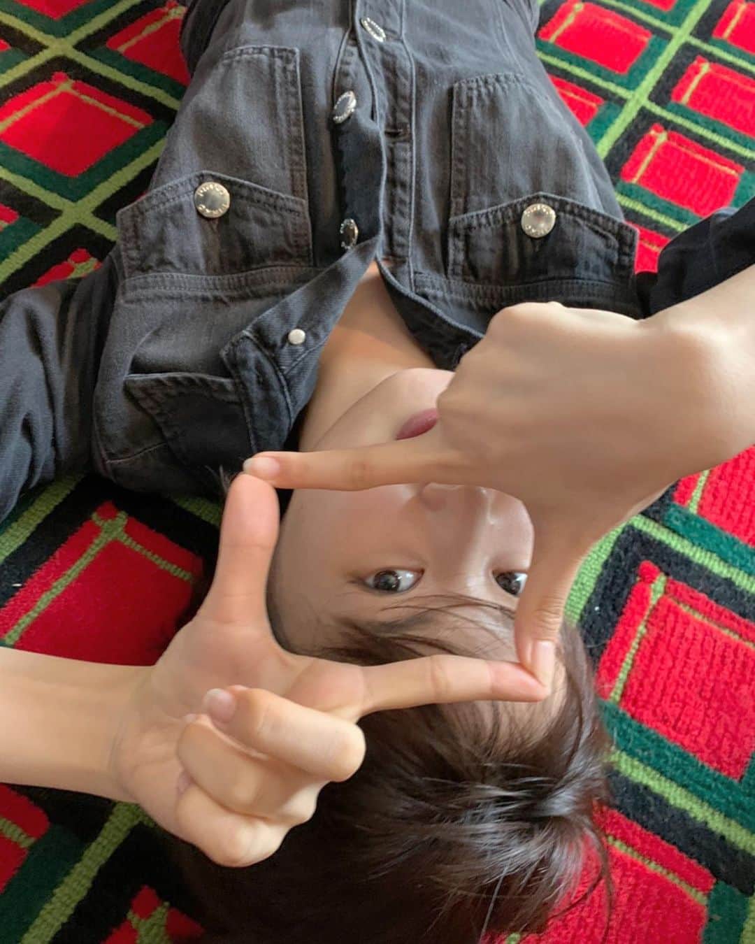 竹内愛紗のインスタグラム：「. . こんにちは~☀️ またまた、お知らせがあります📣 10月17日(土)にトライエックスより、2021年のカレンダーを発売します😊 皆さん、お楽しみに~🌟 . . #カレンダー#2021カレンダー#トライエックス#2021#1017#オフショット#👀💖」