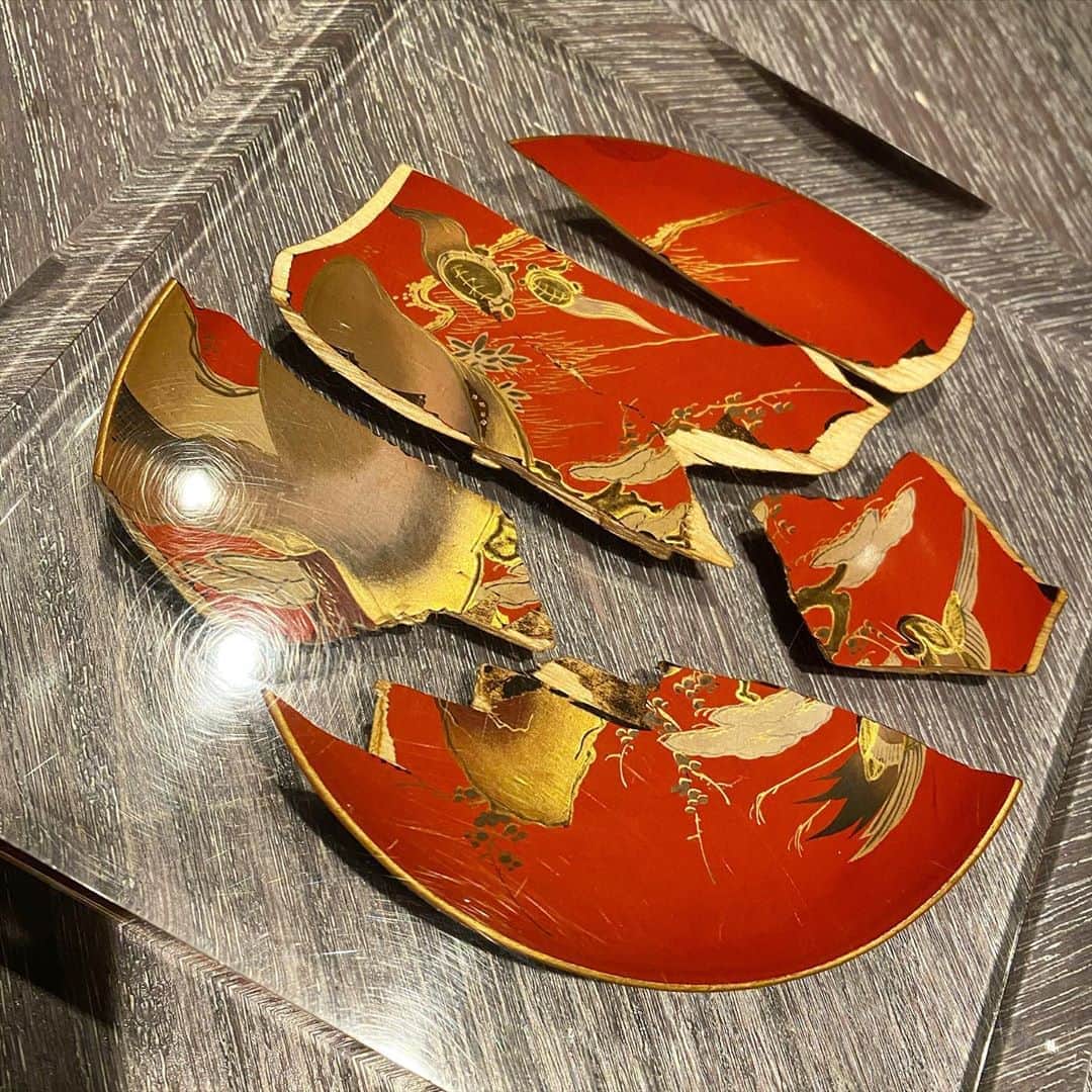 稲木ジョージさんのインスタグラム写真 - (稲木ジョージInstagram)「Beautiful modern Kintsugi plate with turtle and crane painting. Very @milamorejewelry 👏🎉」9月13日 11時32分 - georgerootnyc