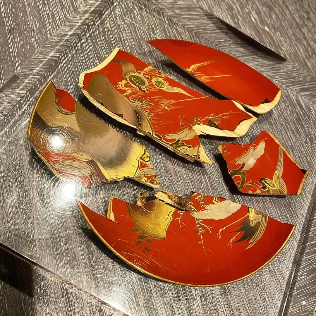 稲木ジョージのインスタグラム：「Beautiful modern Kintsugi plate with turtle and crane painting. Very @milamorejewelry 👏🎉」