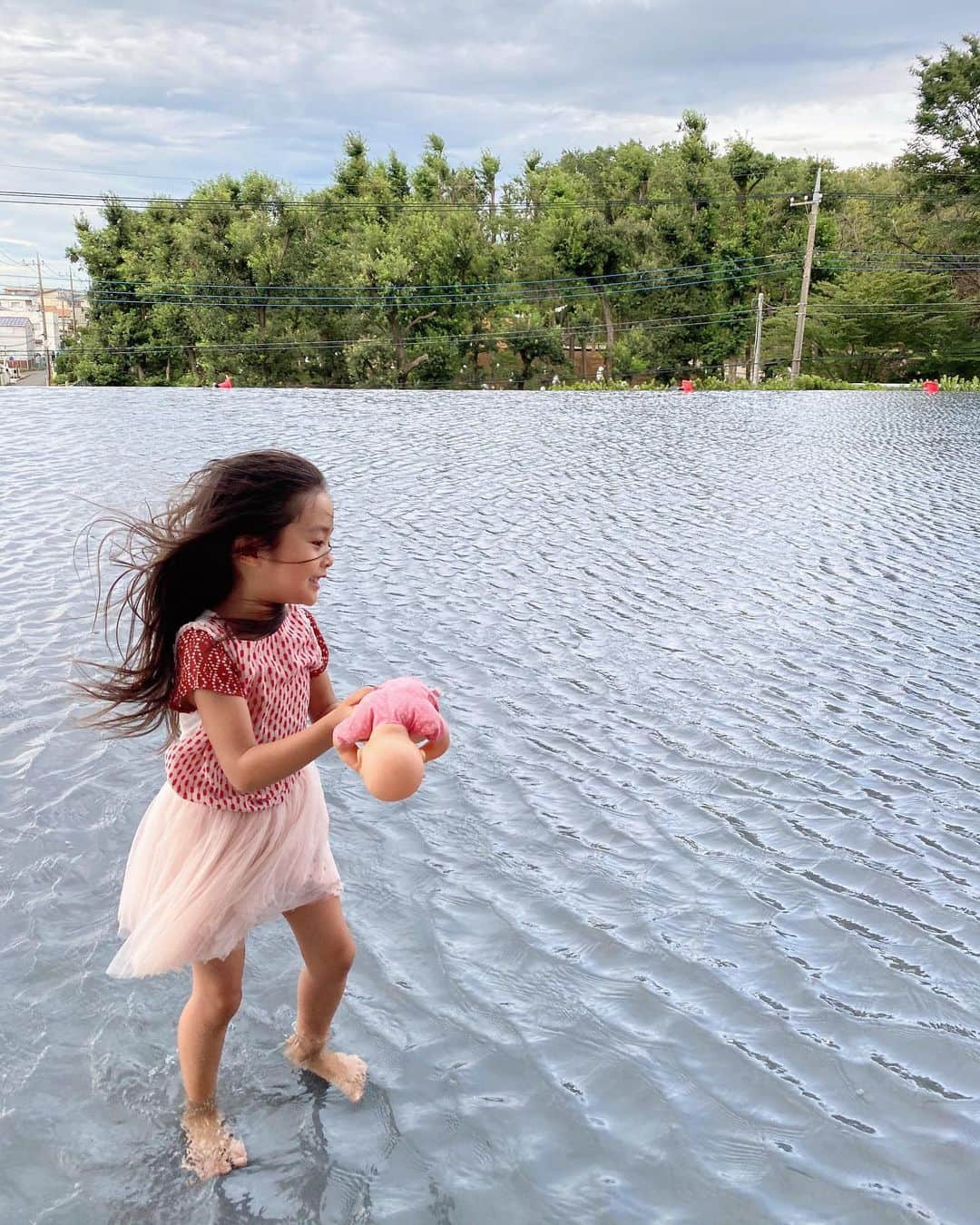 小水彩さんのインスタグラム写真 - (小水彩Instagram)「隈研吾さん作の砦をみながら水遊び♪ とても贅沢な時間でした。 カフェでは角川ミュージアムオリジナルのマスクも販売しており黒マスクデビューしました！しかも150円でお手頃😍 . . . #隈研吾　#角川武蔵野ミュージアム #じゃぶじゃぶ池 #親バカ部」9月13日 11時34分 - aya_iitoto