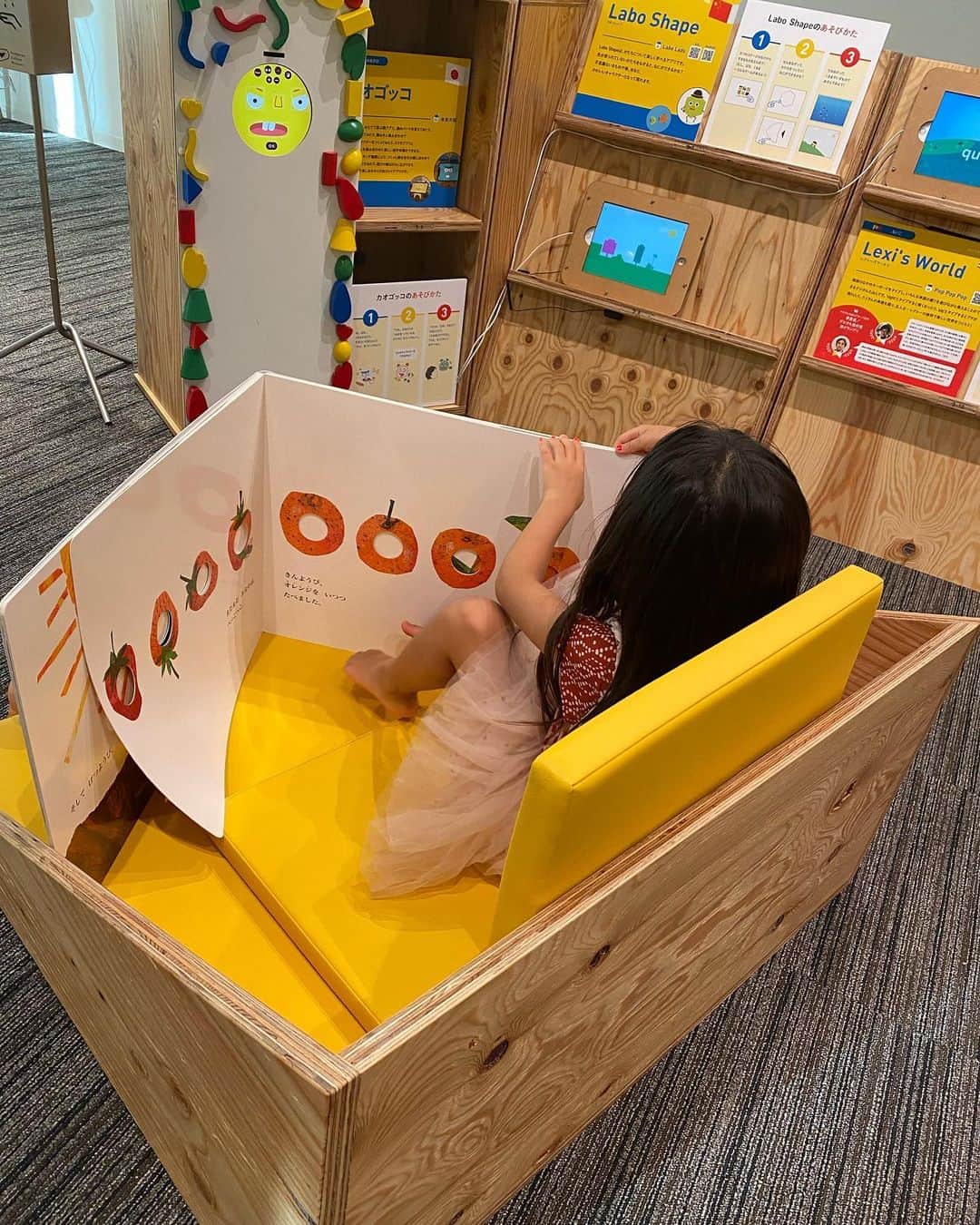 小水彩さんのインスタグラム写真 - (小水彩Instagram)「隈研吾さん作の砦をみながら水遊び♪ とても贅沢な時間でした。 カフェでは角川ミュージアムオリジナルのマスクも販売しており黒マスクデビューしました！しかも150円でお手頃😍 . . . #隈研吾　#角川武蔵野ミュージアム #じゃぶじゃぶ池 #親バカ部」9月13日 11時34分 - aya_iitoto