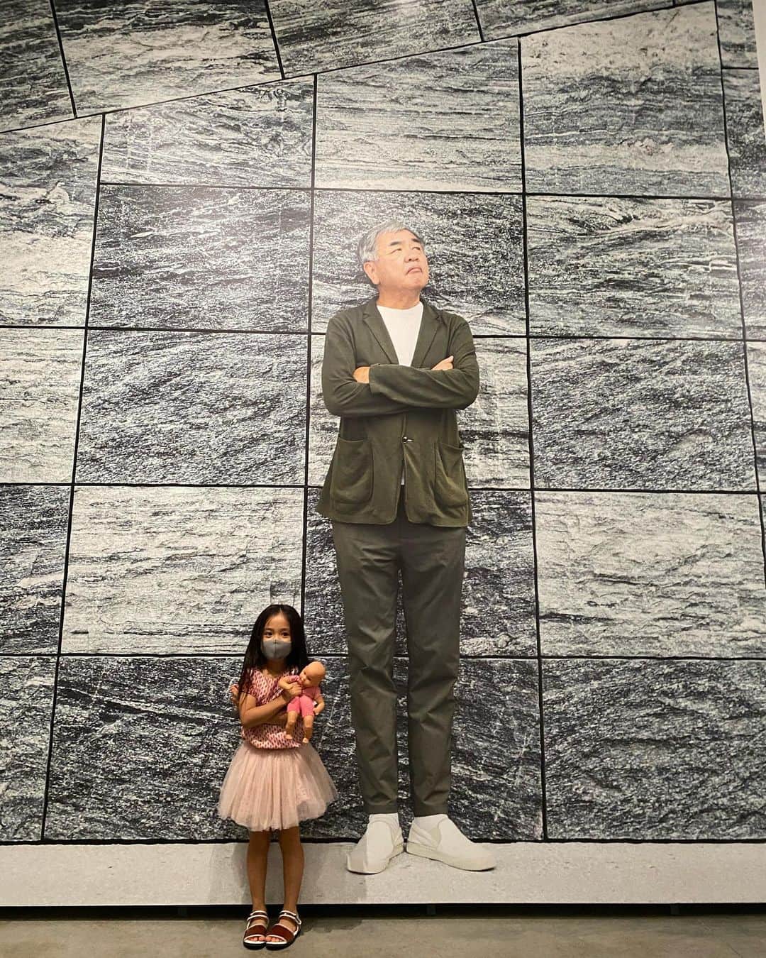 小水彩さんのインスタグラム写真 - (小水彩Instagram)「隈研吾さん作の砦をみながら水遊び♪ とても贅沢な時間でした。 カフェでは角川ミュージアムオリジナルのマスクも販売しており黒マスクデビューしました！しかも150円でお手頃😍 . . . #隈研吾　#角川武蔵野ミュージアム #じゃぶじゃぶ池 #親バカ部」9月13日 11時34分 - aya_iitoto