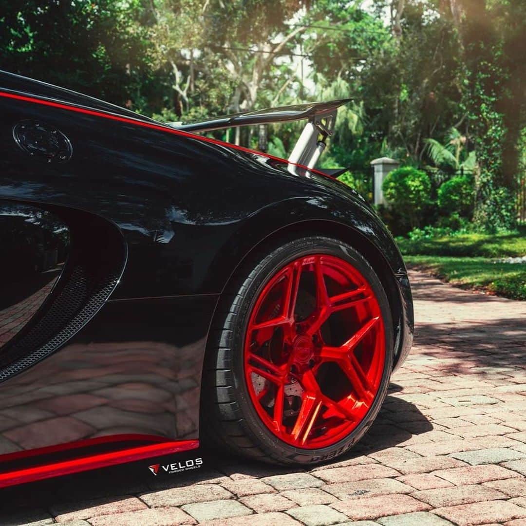 CARLiFESTYLEさんのインスタグラム写真 - (CARLiFESTYLEInstagram)「Bugatti Veyron sitting on @velosdesignwerks wheels! 👍🏽or👎🏽? #carlifestyle photo @954mm」9月13日 11時34分 - carlifestyle