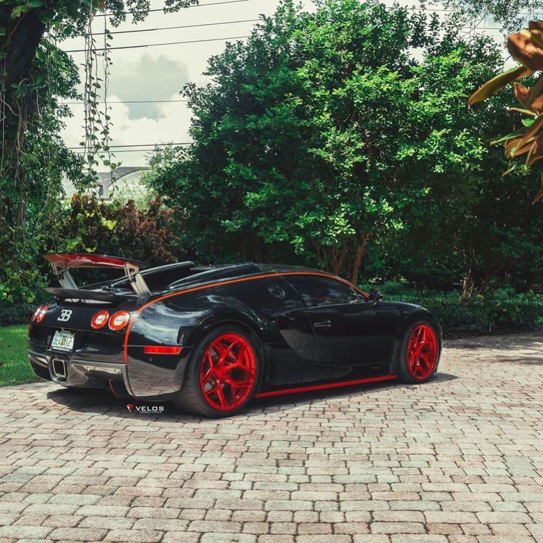 CARLiFESTYLEさんのインスタグラム写真 - (CARLiFESTYLEInstagram)「Bugatti Veyron sitting on @velosdesignwerks wheels! 👍🏽or👎🏽? #carlifestyle photo @954mm」9月13日 11時34分 - carlifestyle