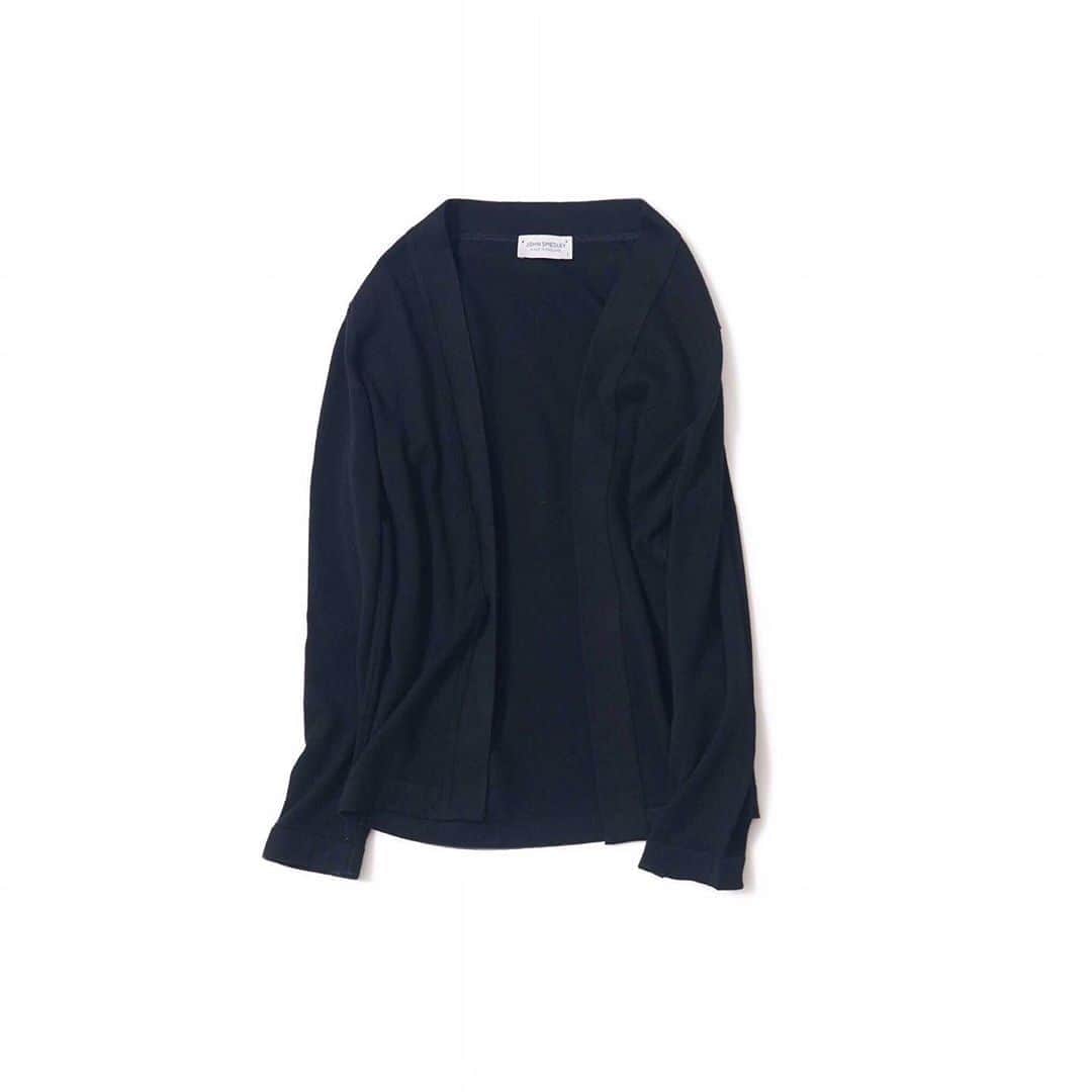 のインスタグラム：「・ K.Kshop ♦️Recommended♦️ ・ ♦︎JOHN SMEDLEYジョンスメドレー／コットンカーディガン (BLACK) ・ 産業革命の初期1784年に創業された英国を代表するブランド「JOHN SMEDLEY」。 古くから英国王室御用達として知られるブランドです。こちらは、シンプルなコットンニットカーディガン。 極上のコットンの滑らかな風合いと、程よいゆとりがあるシルエットで快適な着心地です。 季節の変わり目にはアウター感覚で、また真夏には冷房対策としても手放すことのできないアイテムです。 ボタンの付いていないデザインなので、さらりと羽織りやすくロングシーズンお楽しみいただけます。 ・ #kkcloset #kkshop #菊池京子 #kyokokikuchi #コーディネート #happy #coordinate #code #ootd #outfit #style #follow #春 #夏 #秋 #relax #black #outer #cardigan」