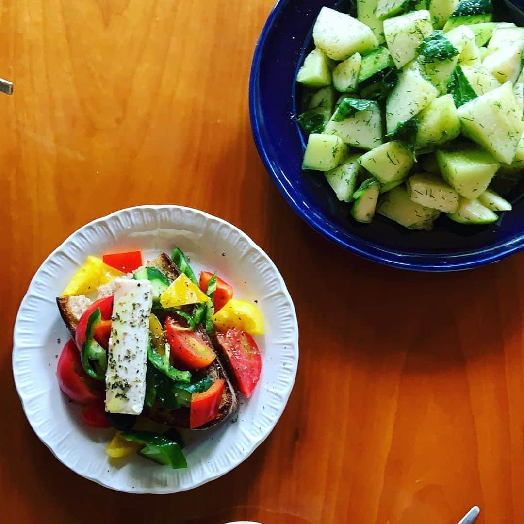 志摩有子さんのインスタグラム写真 - (志摩有子Instagram)「夏の終わりに間に合った　@likelikekitchen のギリシャ、トルコ、ポルトガルを旅するインスピレーションから生まれた大人のおつまみメニュー。 夏野菜にフェタチーズ、ビネガーをたっぷりかけて食べるサラダにパセリのクスクスとスパイシーな肉団子、タコとジャガイモのトマト煮込みにデザートはプラムのティラミス。今日もおしゃれで美味しい！ コロナ禍で溜まった旅欲が満たされた！  #料理教室 #likelikekitchen」9月13日 11時37分 - ariko418