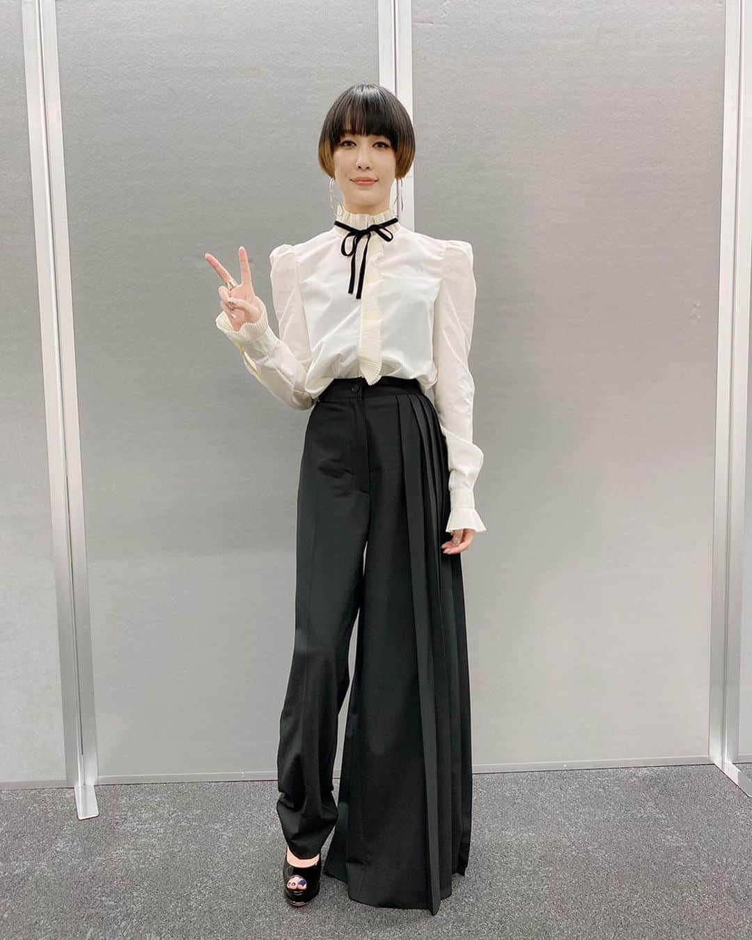 中島美嘉さんのインスタグラム写真 - (中島美嘉Instagram)「. 昨日THE MUSIC DAY 観てくれた方ありがとう！  #リハ前 #本番前 #STARS #THEMUSICDAY」9月13日 11時38分 - mikanakashima_official