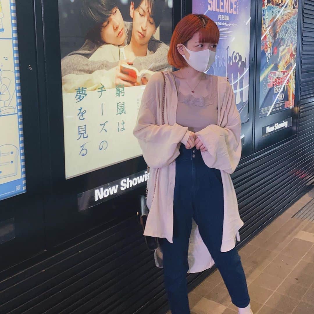 のインスタグラム：「#姿勢悪 #映画館好き #薄いコーデ #珍しいパンツ #最近楽ですき #すっぴんごめそ #マスク #良いとこは #ノーメイクでもいいこと #この日映画2本見た #にっコレ #どう？新しい名前」
