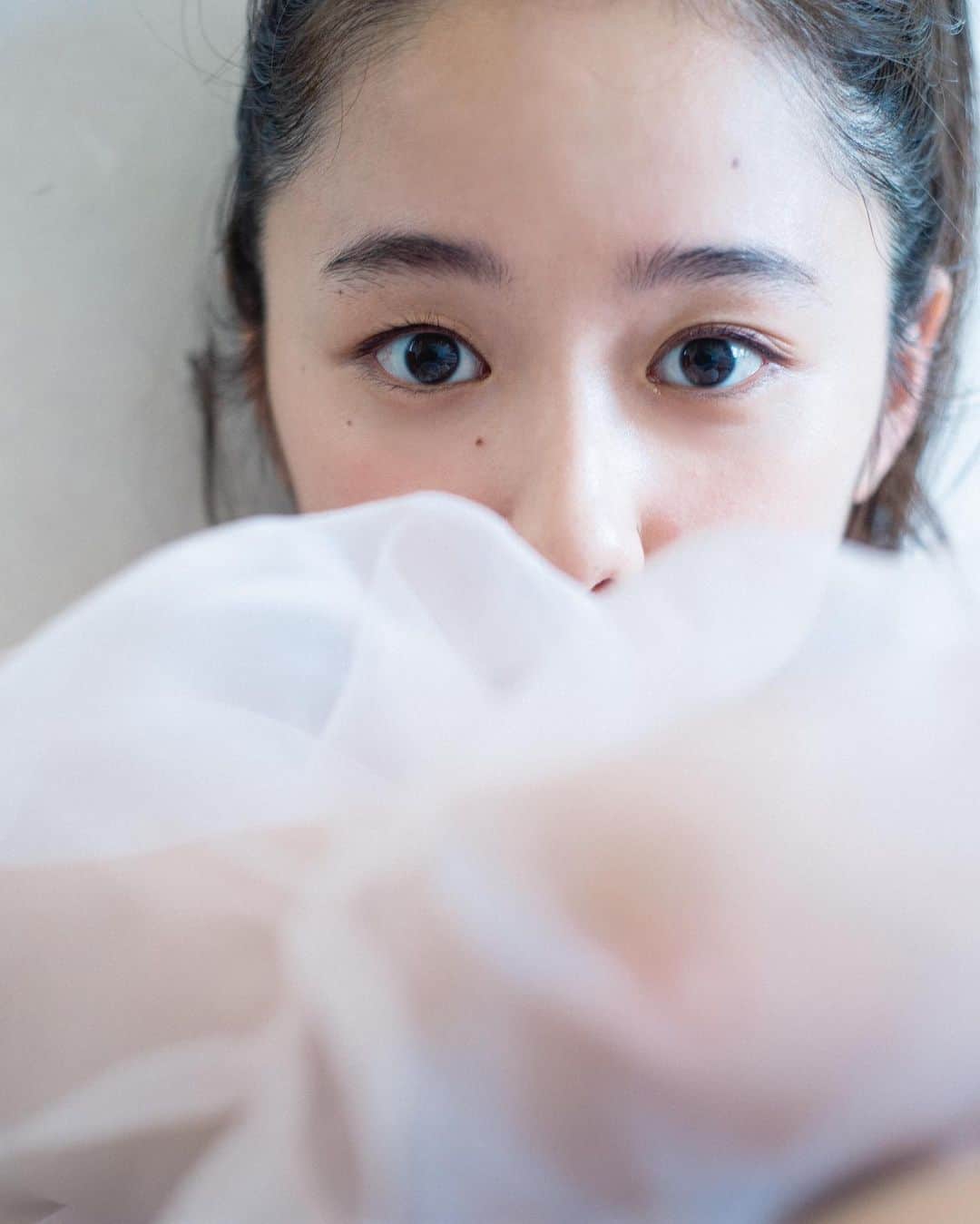 花盛友里のインスタグラム：「Shooting for @ar_magazine  堀田真由ちゃん♡ 顔はもちろんのこと心が綺麗すぎてねぇ、どうやって育ったの？！って聞いちゃったわよー！ ご両親にも会ってみたいわ、、 すっごく素敵な企画なのでぜひみてみて欲しいー！」