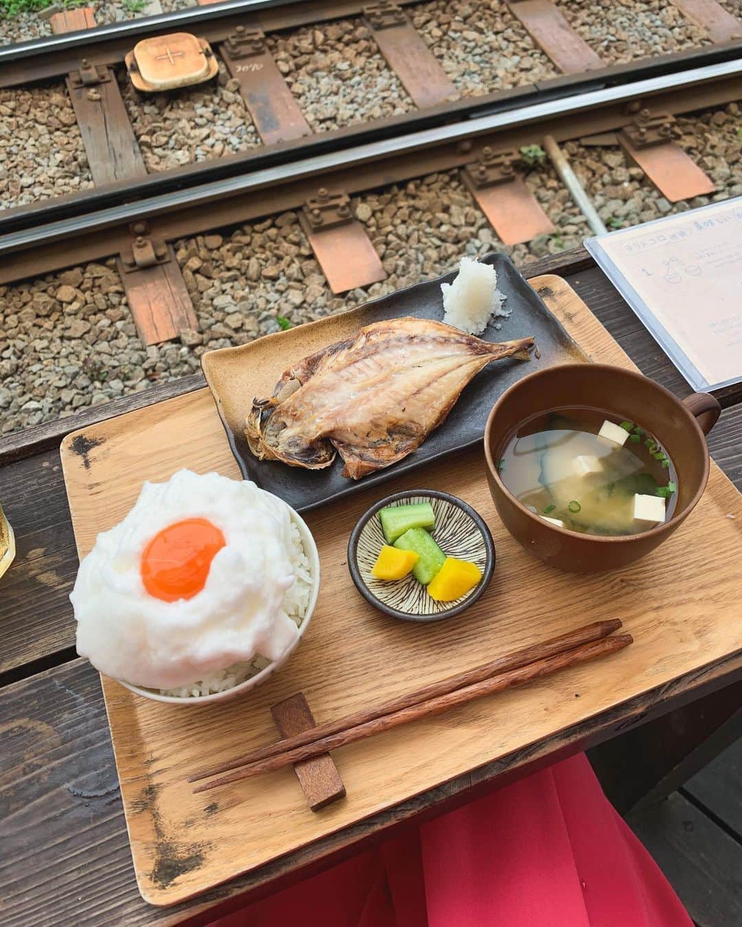 DJ Cellyさんのインスタグラム写真 - (DJ CellyInstagram)「鎌倉で朝ごはん🍳  "鎌倉"って検索すると絶対に出てくる人気スポット、ヨリドコロ🍚  朝から @shotrok と行ってきました！  江ノ電の真横という場所も凄かったし、 卵かけご飯とお魚、お味噌、お新香という日本の鉄板な定食も良かった。#simpleisbest 🙆‍♀️笑  卵かけご飯は、最初に卵だけ先に運ばれてきて、メレンゲを先に作っておいて、メレンゲが出来る頃に定食が運ばれてきました🌟  この作業も珍しくて楽しいし、メレンゲの卵かけご飯は初めて食べたけど、たしかに美味しい！！！！ 映えだけのためかと思っていたけど、おうちでも真似したいくらい本当に美味しかった！！  値段も手頃で、地元の学生達が登校前に食べに来てたり、 観光地かと思いきや地元の方々にも愛されてる良いお店でした☺️ 店員のお姉さん達もキレイでとても感じが良くて朝から幸せ！ また行きたい🤭💕  #ヨリドコロ #ヨリドコロ鎌倉 #鎌倉 #鎌倉朝ごはん #鎌倉グルメ #鎌倉カフェ #鎌倉観光 #鎌倉食べ歩き #鎌倉旅行 #鎌倉gram #鎌倉さんぽ #朝ごはん #定食 #卵かけご飯 #メレンゲ #江ノ電 #江ノ電のある風景 #江ノ電沿い #鎌倉散策 #国内旅行 #japan_of_insta #japantravel #japantrip #kamakura #kamakurajapan #tabijomap_japan」9月13日 11時47分 - celly_cecilia