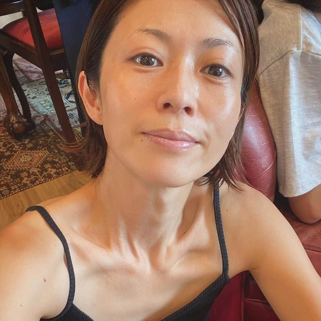 畑野ひろ子のインスタグラム：「午前中はのんびり。 長女の背が気づけば、私と10センチくらいしか変わらないなんて😂 子供の成長は、本当驚くほど早い😌」