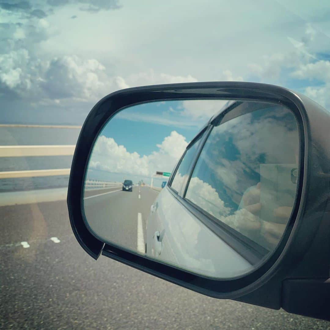 マシュー・チョジックのインスタグラム：「ビーチの撮影へ🥰📸 Off to a photoshoot at the beach♪」