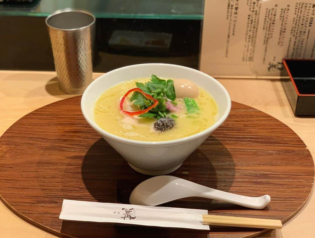 SUSURUさんのインスタグラム写真 - (SUSURUInstagram)「銀座の鶏白湯ラーメン！ ラグジュアリーな雰囲気漂う店内でオシャレな一杯がいただけるお店です。 トリュフオイル香るスープはトロリと濃厚な鶏の旨味を感じられて美味しいです🐓 力強い食感の中細麺に色味豊かな野菜を絡めてすするともはやサラダ！ 後半は生姜や揚げネギを投入して味変しつつ美味しく完食🍥 高級感と美味しさ、両方を兼ね備えた一杯です。 #susuru_tv #1711日目 #銀座篝本店 #篝 #銀座 #東京 #特製鶏白湯Soba #うまい  #ラーメン #らーめん #ramen #ラーメン部 #ramennoodles #毎日ラーメン生活 #麺スタグラム #japaneseramen #japanramen #foodstagram #foodie #noodles #instanoodle #instaramen #instafood #susururecommended #鶏白湯ラーメン #東京ラーメン #銀座ラーメン」9月13日 11時54分 - susuru_tv