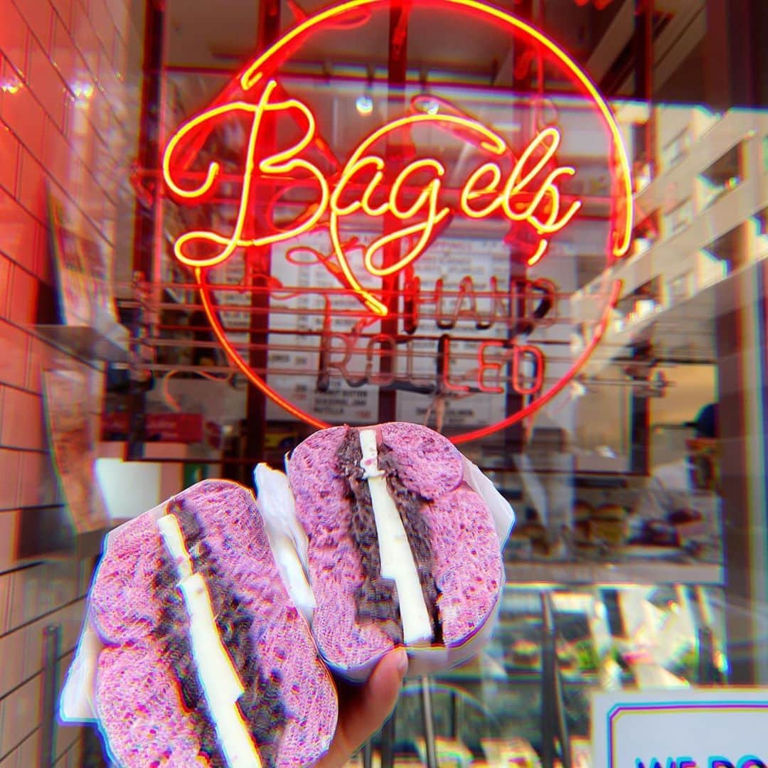 宮下舞花さんのインスタグラム写真 - (宮下舞花Instagram)「good morning🥯❤️ . . 麻布十番にある『NEW NEW YORK CLUB BAGEL & SANDWICH SHOP』 . . 自分でカスタムして頼めるベーグル、サンドイッチ屋さんでかわいいからユニコーン🦄カラーのベーグルをチョイス🙆‍♀️中身はあんこバター🥰 . . #朝食#ベーグル#ユニコーン#かわいい#bagel#あんこバター#あんこ」9月13日 11時54分 - maikamaimaika