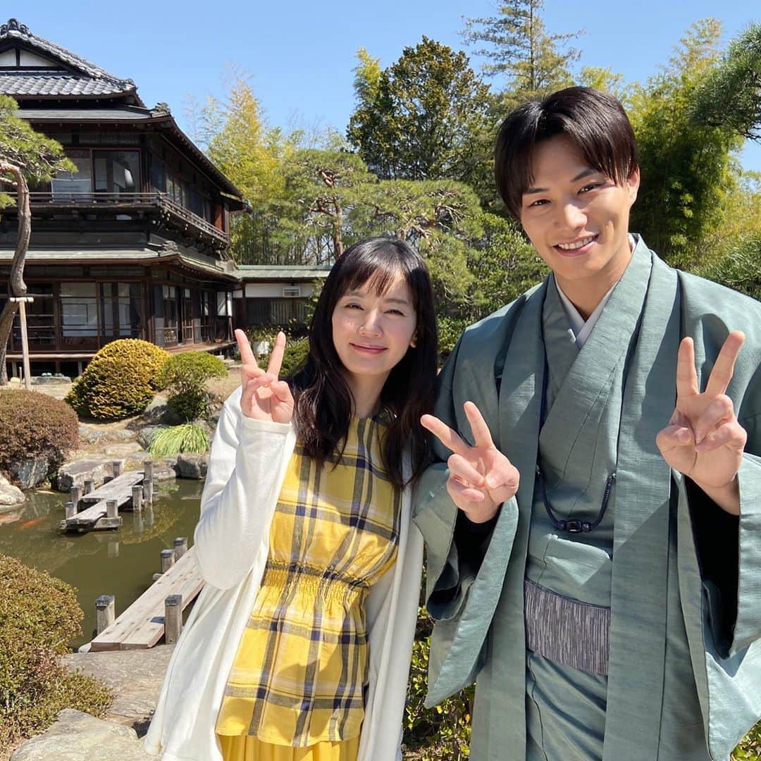 【公式】私たちはどうかしているのインスタグラム：「﻿ オフショ公開‼️本日はこちら😊﻿ ﻿ #3月に撮影📸﻿ #お似合いすぎる百合子さんと樹さん💕﻿ #年齢差を感じさせない﻿ #ゆりさんの美しさたるや✨✨✨﻿ #2人に一体何があったのか⁉️﻿ #私たちはどうかしている ﻿ #わたどう﻿ #浜辺美波﻿ #横浜流星﻿ #鈴木伸之 ﻿ #中村ゆり﻿ #第6話9月16日放送」