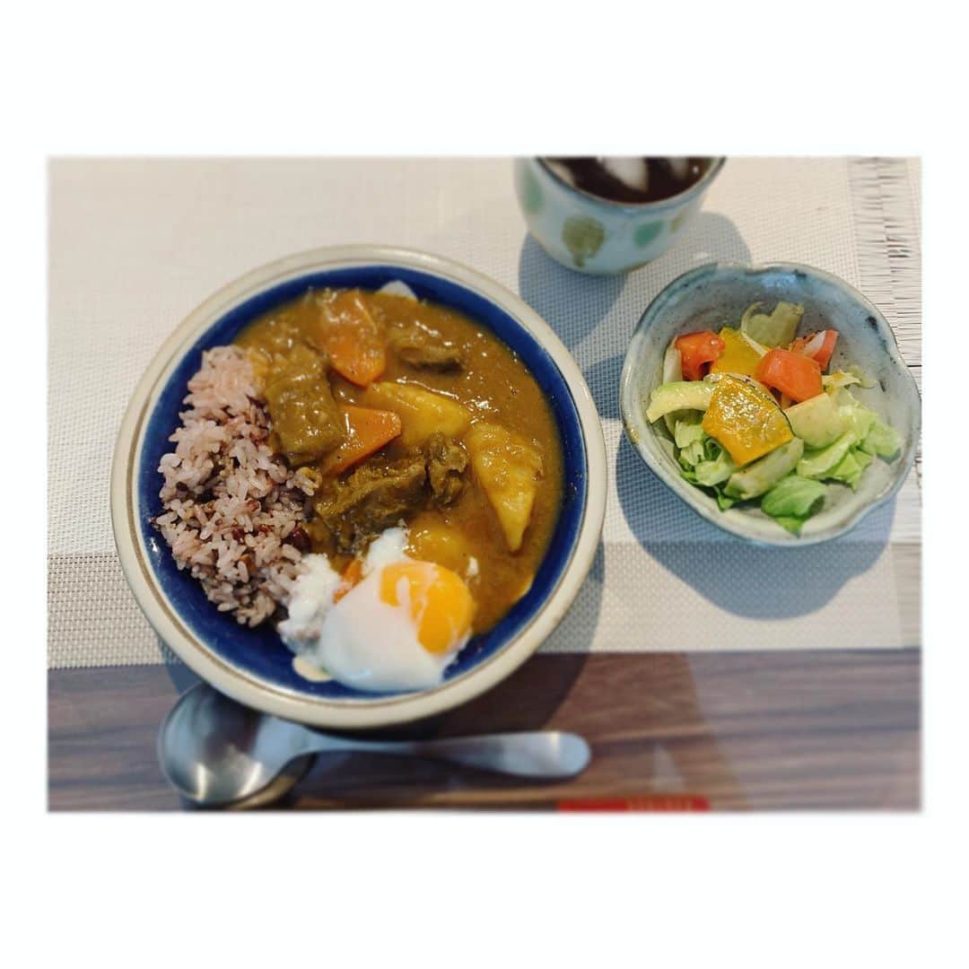三倉茉奈さんのインスタグラム写真 - (三倉茉奈Instagram)「牛すじカレー。温玉のせ☺︎ 煮込みを作った時に、残って冷凍していた牛すじをカレー🍛に。牛すじをまたまた長ーーく煮込んで、その出汁を使ってカレーに。具は玉ねぎ人参じゃがいもとシンプル。大きめに。  一晩置いたらトロトロで感動。  #cooking #curry #lunch #牛すじカレー #おうちごはん」9月13日 12時02分 - mana_mikura_official