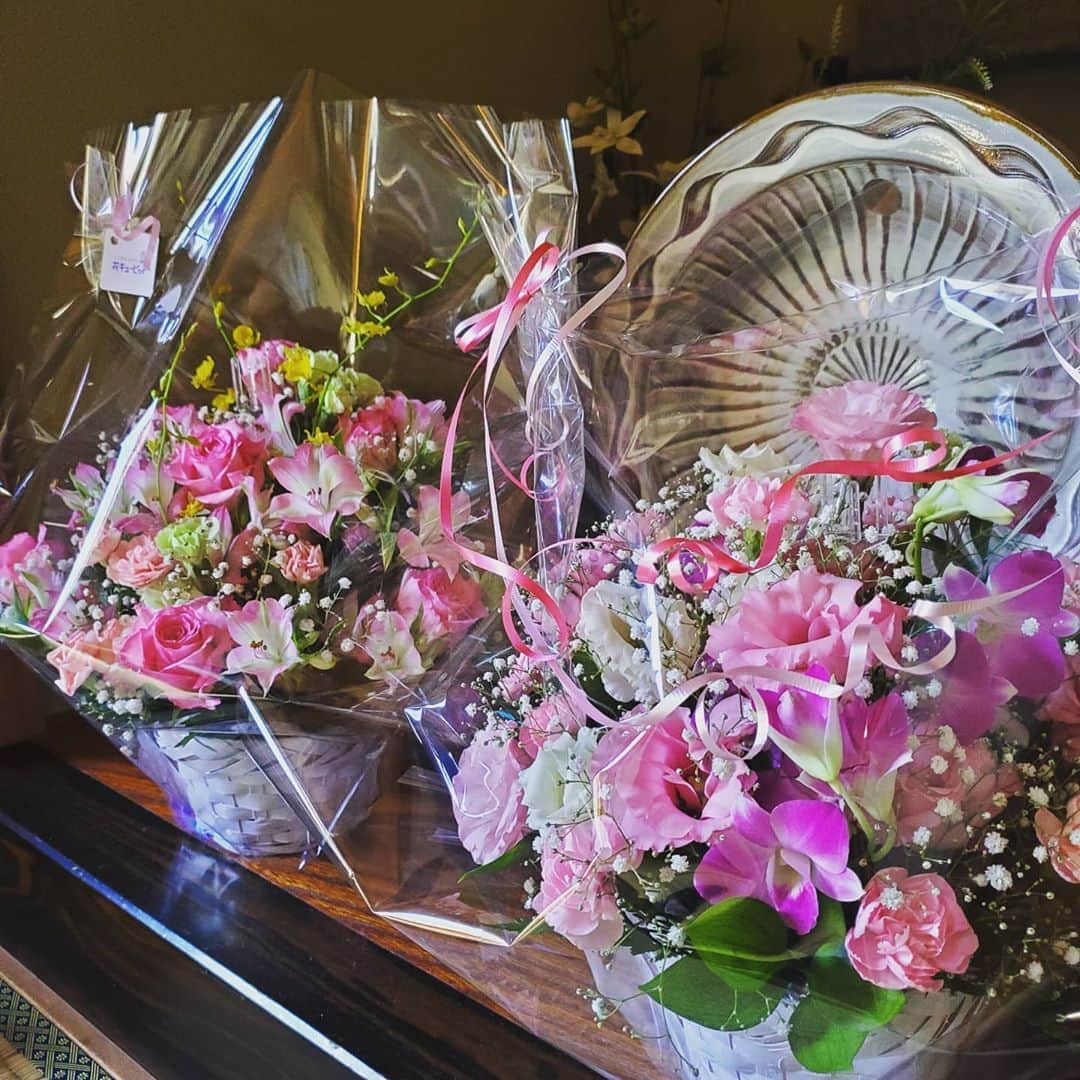 水野友貴さんのインスタグラム写真 - (水野友貴Instagram)「お見舞いに送っていただいた花を眺めてるだけで心が落ち着きます(^^)嬉しいです。 #お花」9月13日 12時10分 - mizunoyuuki