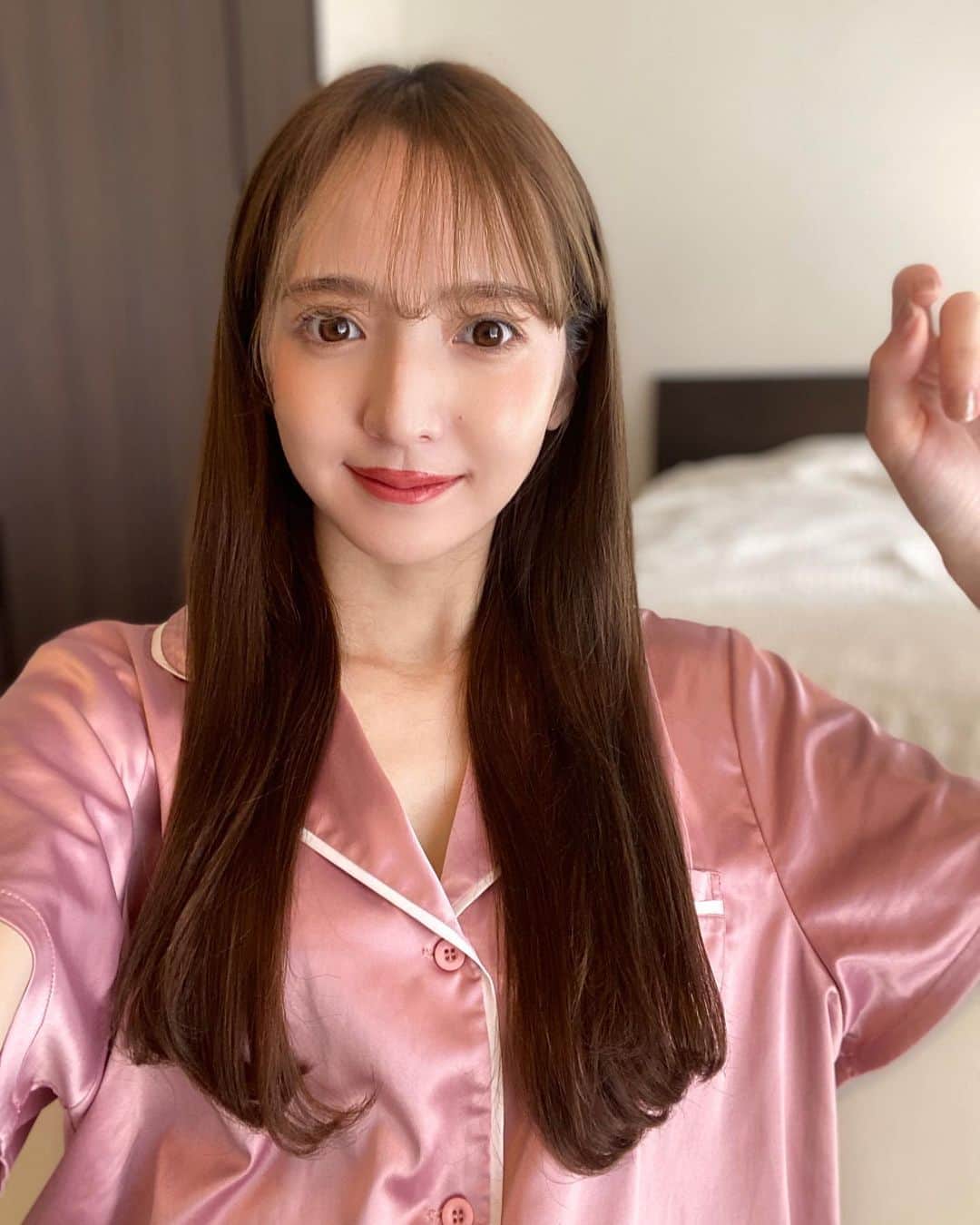 平木愛美のインスタグラム：「sunday!🌞  今日はこれから父とふたりでランチ！❤️ 皆さんはどんな日曜日かなぁ🧸  楽にすっぴんで出掛けるよ〜〜！ 素顔の時でも☁️でもオトナになるにつれ日焼け止めはきちんと塗るようにしておるっ！！ あとは簡単にリップだけ塗って血色良くしたりも💕  #sunday #dayoff」
