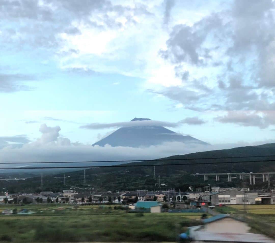 安めぐみさんのインスタグラム写真 - (安めぐみInstagram)「日曜日🍀  先日、新幹線の中から綺麗な富士山が✨ #富士山 #パシャリ」9月13日 12時16分 - yasu_megumi_official