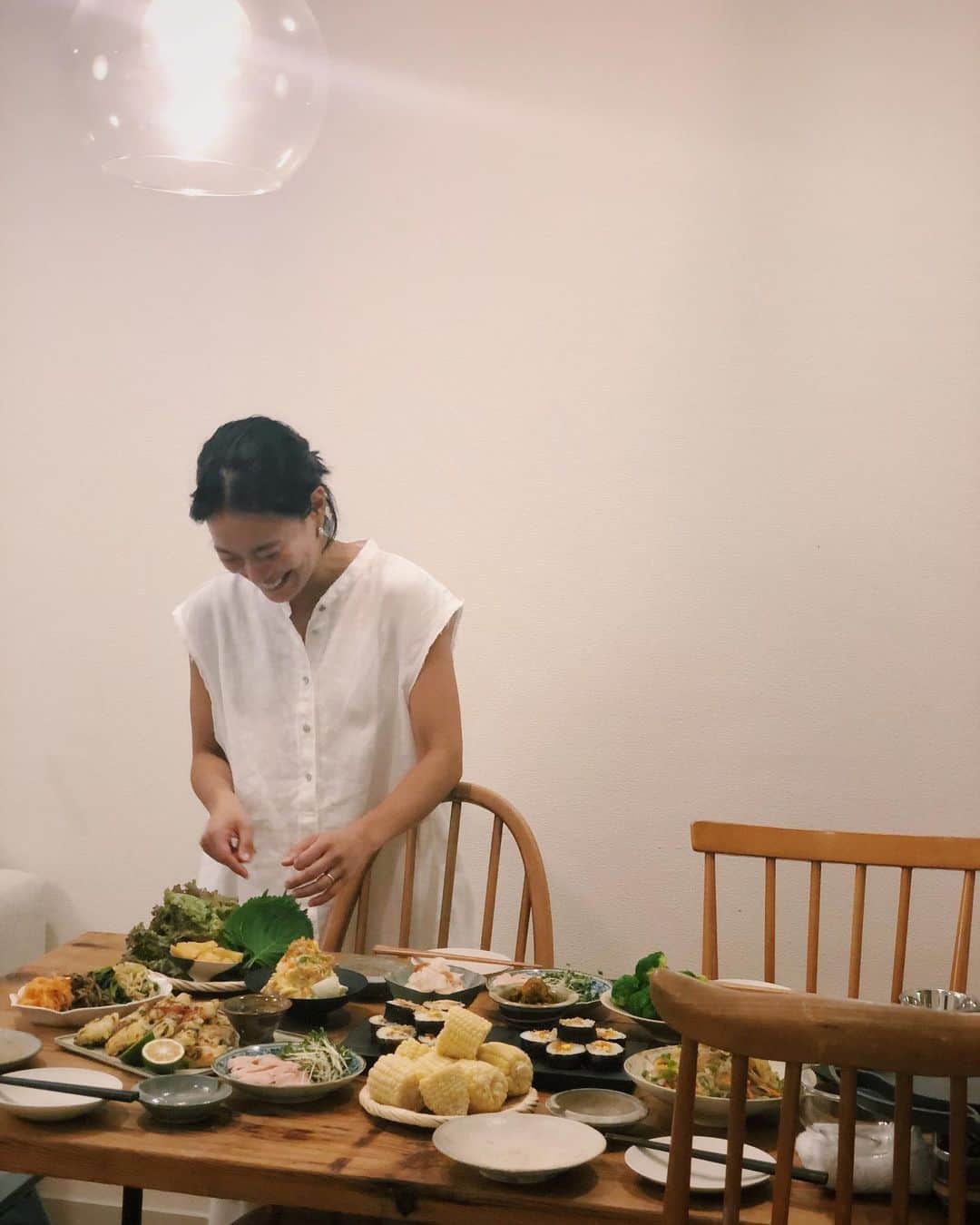 原田沙奈子さんのインスタグラム写真 - (原田沙奈子Instagram)「あー😫楽しくて楽しくて… 終わって欲しくなかった金曜の夜。  まみちゃんのおうちで念願のサムギョプサル。 他にも手の込んだ美しく美味しいご飯がテーブルにたくさん！ 愛情こもったお料理、沁みた。  しかもワインもこの日の為に選んでくれてたという、その気持ちがもう嬉しくて嬉しくて。 涙でるかと思った。  奇跡的に旦那さん達も合流できて、子供たちも仲良くぺったり♡遊んで、大好きなまみちゃんファミリーとのこうした集まりが本当にスキ。  実はサムギョプサルをちゃんと食べたことなかったんだけど、美味しいお肉にエゴマにキムチにナムルに…たくさん仕入れてくれてて、美味しすぎて震えるレベル。  しばらくハマりそう。  まみちゃん、肉父さん、なっちゃん本当にありがと！ 感謝でいっぱい❤️  #おうちごはん#マミノメシ#韓国料理#サムギョプサル」9月13日 12時16分 - sanakoharada