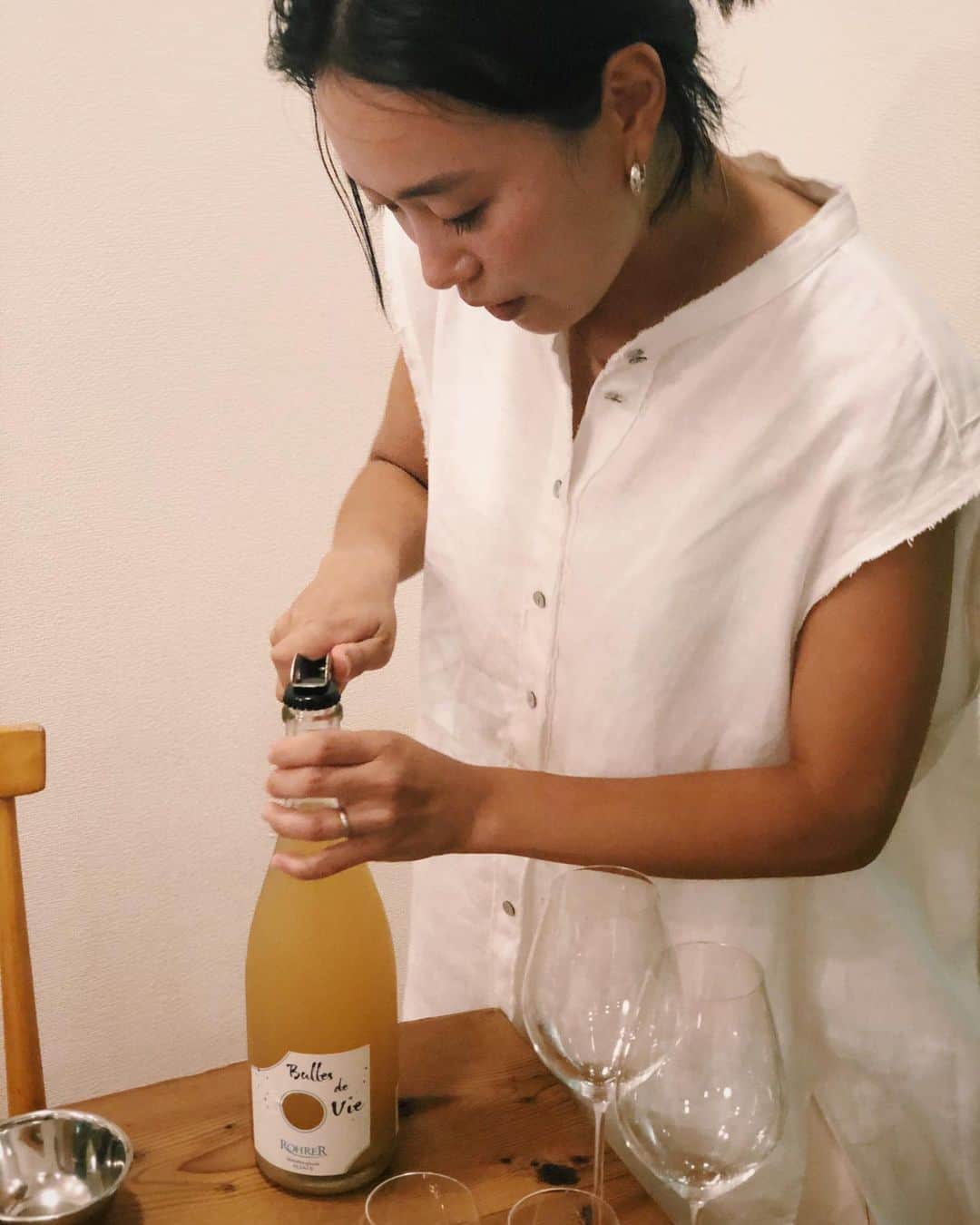 原田沙奈子さんのインスタグラム写真 - (原田沙奈子Instagram)「あー😫楽しくて楽しくて… 終わって欲しくなかった金曜の夜。  まみちゃんのおうちで念願のサムギョプサル。 他にも手の込んだ美しく美味しいご飯がテーブルにたくさん！ 愛情こもったお料理、沁みた。  しかもワインもこの日の為に選んでくれてたという、その気持ちがもう嬉しくて嬉しくて。 涙でるかと思った。  奇跡的に旦那さん達も合流できて、子供たちも仲良くぺったり♡遊んで、大好きなまみちゃんファミリーとのこうした集まりが本当にスキ。  実はサムギョプサルをちゃんと食べたことなかったんだけど、美味しいお肉にエゴマにキムチにナムルに…たくさん仕入れてくれてて、美味しすぎて震えるレベル。  しばらくハマりそう。  まみちゃん、肉父さん、なっちゃん本当にありがと！ 感謝でいっぱい❤️  #おうちごはん#マミノメシ#韓国料理#サムギョプサル」9月13日 12時16分 - sanakoharada
