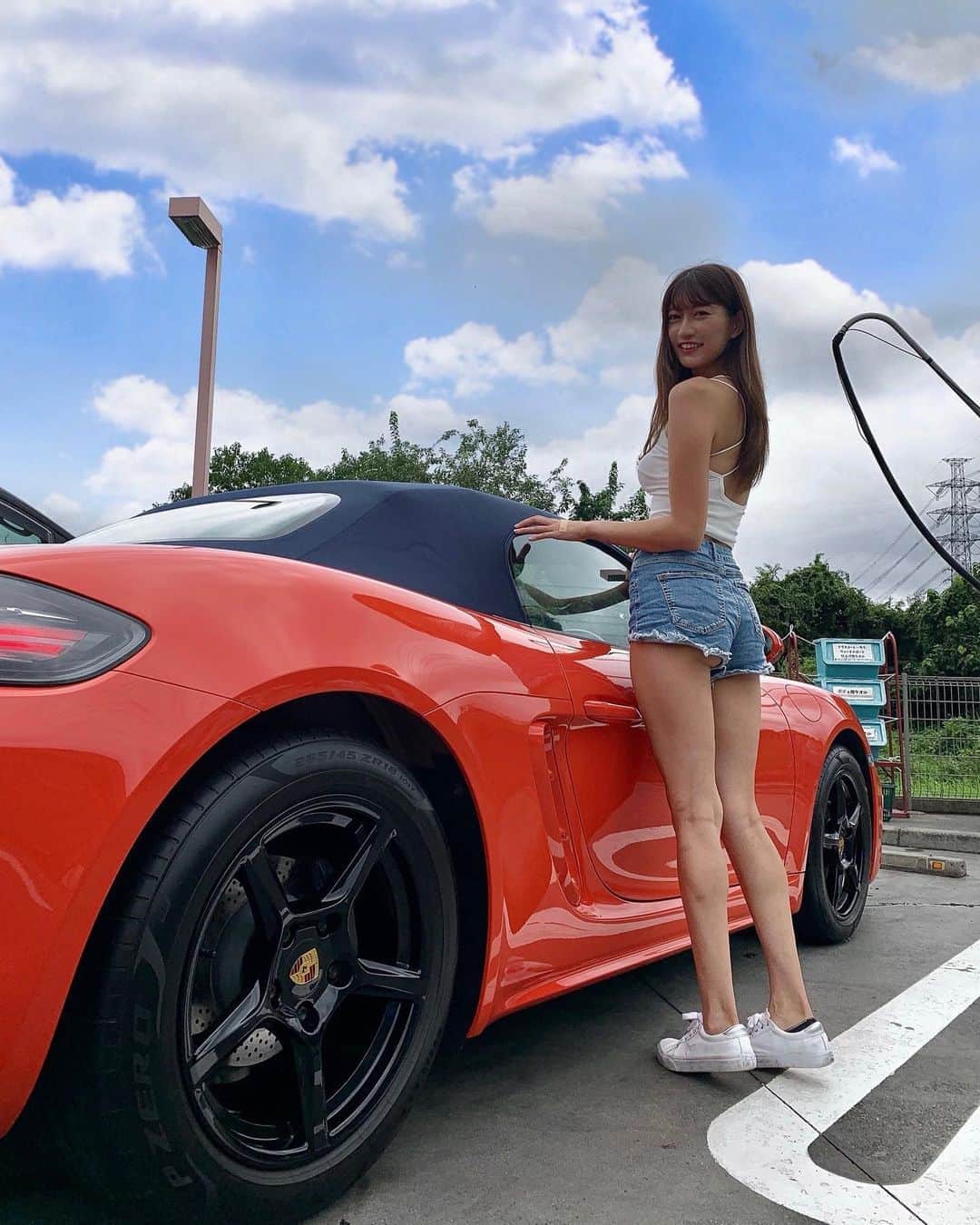 のインスタグラム：「洗車‪‪𓂃 𓈒𓏸◌‬ . 1泊箱根に温泉旅行してきます♨︎ バルちゃんは前回血液検査ひっかかって 去勢できなかったからリベンジฅ•ω•ฅ . 服 (( @beep_ss )) . #洗車 #ドライブ #ポルシェ #ボクスター #オレンジ #new #car #porsche #718boxster #summer #orange #drive」
