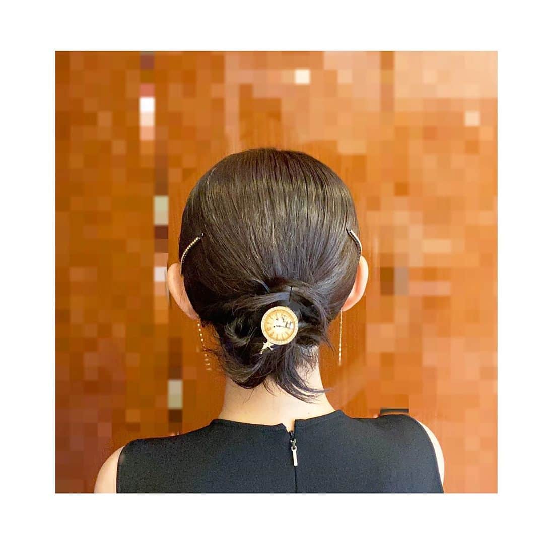 風花舞さんのインスタグラム写真 - (風花舞Instagram)「髪の毛伸びてきて、 まだ1束結びに届かない顔まわりの髪の毛が顔にかかるのが気になって、無理やりアレンジ。 適当にやってるから同じアレンジは二度とできません‥」9月13日 12時22分 - kazahanamai_official