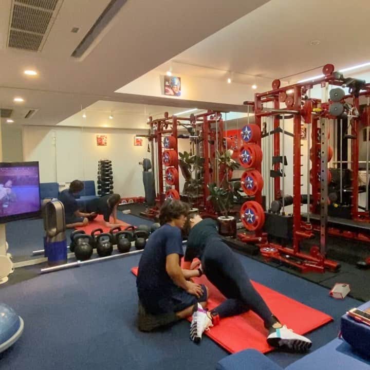 のインスタグラム：「😂 . . これもお尻トレーニング！！  でも、これはなかなかキツイです！  しかも足に重りつけられてるし！笑笑  すぐ取られたけど😱笑  フォームに気をつけないと足に効くかも。  お試しあれ〜🤣✨  @asklepios_studio  . . #パーソナルトレーニング #パーソナル #ジム #gym #肉体改造 #ダイエット #diet #training #お尻 #尻トレ動画 #尻トレ #下半身」
