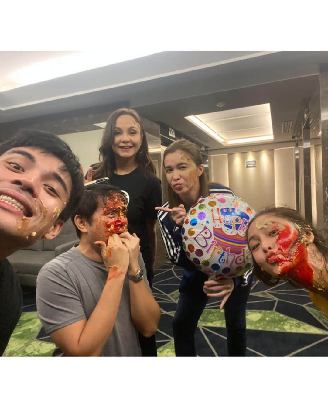 Kim Chiuさんのインスタグラム写真 - (Kim ChiuInstagram)「Kuya @domochoa and I searching for zombies!!!!🧟‍♀️🧟baka mahanap namin sila papa adam, tito manny and david!!!!🤣 just kidding!!!!😅 miss you mang simon!!!. .  New vlog up on my channel!❤️ As I show you our off cam moments!😁 RIOT to!🤣 watch the full video to know how we ended up like this ☝🏻😅 𝙁𝙪𝙣 𝙈𝙀𝙈𝙊𝙍𝙄𝙀𝙎 so I just want to share it with all of you! 𝘾𝙡𝙞𝙘𝙠 𝙩𝙝𝙚 𝙇𝙄𝙉𝙆 𝙤𝙣 𝙢𝙮 𝘽𝙄𝙊 or visit my channel 𝙆𝙄𝙈 𝘾𝙃𝙄𝙐 𝙋𝙃❤️」9月13日 12時35分 - chinitaprincess
