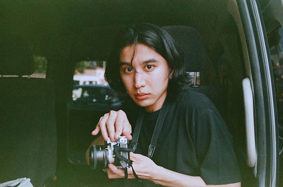 兒玉太智のインスタグラム：「THE TOKYOの新しいMV「恋 (エレジー)」を撮ってくれた石田清志郎。 みなさん観て下さりましたでしょうか？🎬  彼の名に聞き覚えが？ そう、僕のソロ作品「口ぐせは今日から」「落第ブルース」のMV監督。 知る人ぞ知る長い付き合いの僕らなのであります。 莫大な時間を共に過ごしてきた清志郎は、THE TOKYOへの深い理解と愛で今回もやはり疑いようのない傑作を生み出してくれました。  また、ご協力下さった石田組の皆様、彼らの仕事っぷりにも大注目です。 隅から隅まで観てみてください。 一人でも多くの方に届きますように。  #石田清志郎 #THETOKYO #ザトーキョー #フィルム写真始めました」