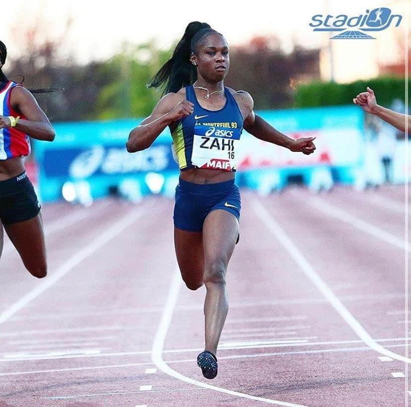 キャロル・ザヒのインスタグラム：「Albi me va si bien 🏅💁🏾‍♀️✨ Championne de France Elite du 100m en 11.28 (+0.6) 🇫🇷✨ Un grand merci à ma famille mon groupe d’entraînement #Teamphenomenal  mon entraîneur @menalex2_coaching mon club @camontreuil93 et mon sponsor @nike  Et un grand merci à vous tous pour votre soutien mais je vais encore avoir besoin de vous... 🙏🏾✨  Retrouvez moi demain pour les séries du 200m à 12h54 😘😘 ____________________________________________ 📸 : @stadion_actu  ____________________________________________ #Nike #CaMontreuil93 #ChampionnatDeFrance #Elite #100m #Albi #2020 #Sprint #Athletisme #ffathletisme」