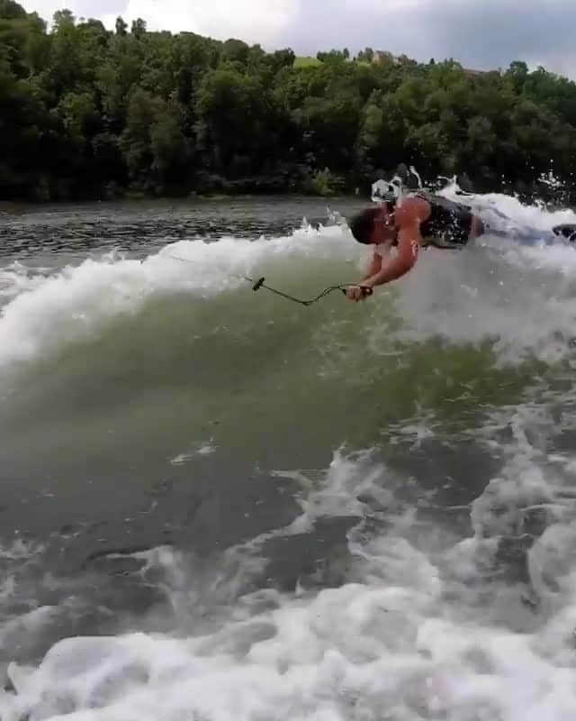 レッドブルのインスタグラム：「@dirtymikedowdy out here making dolphins proud 🐬😂  #wake #wakeboarding #redbull #givesyouwings」