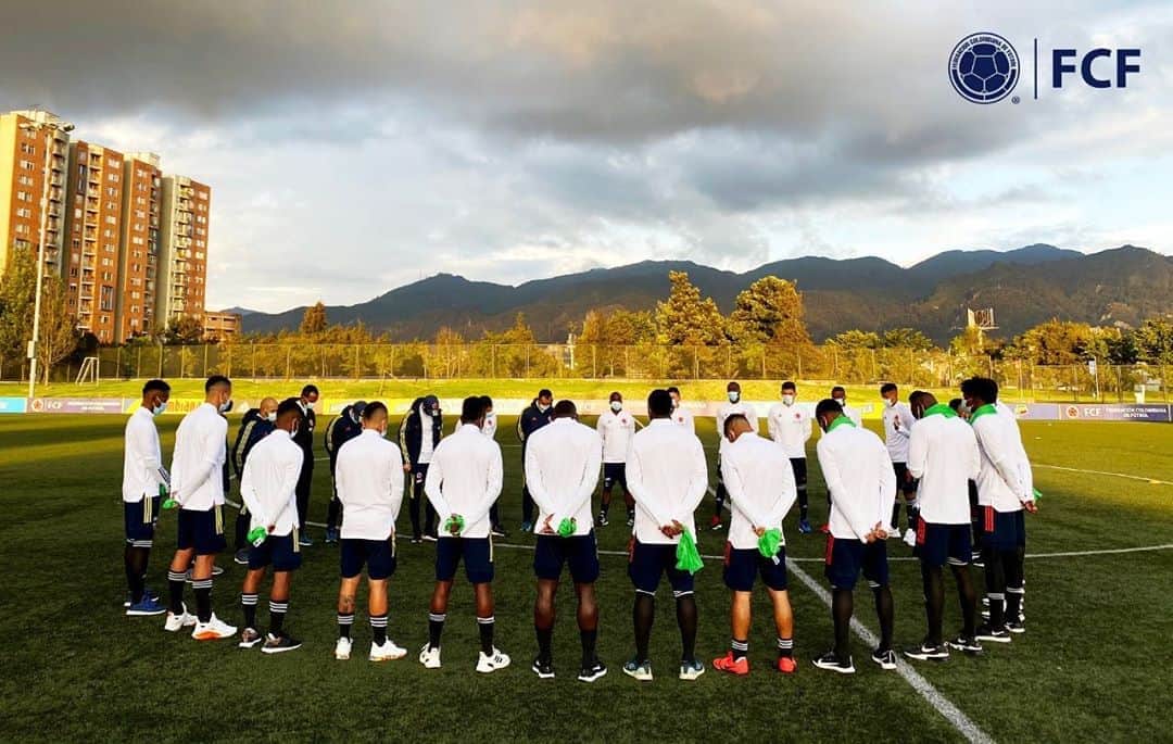 サッカー コロンビア代表チームのインスタグラム：「¡Estamos con la mentalidad puesta 🧠!  Seguimos trabajando para nuestro próximo objetivo con la Selección 🇨🇴 Sub 2⃣0⃣ Masculina  ¡Vamos con toda, muchachos! 👊」