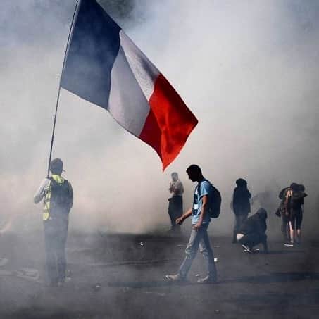 AFP通信さんのインスタグラム写真 - (AFP通信Instagram)「AFP Photo 📷 Alain Jocard - A protester holds a French national flag surrounded by smoke of tear gas during a demonstration called by the "yellow vest" (gilets jaunes) movement on September 12, 2020 in Paris. #giletsjaunes #yellowvests」9月13日 4時21分 - afpphoto