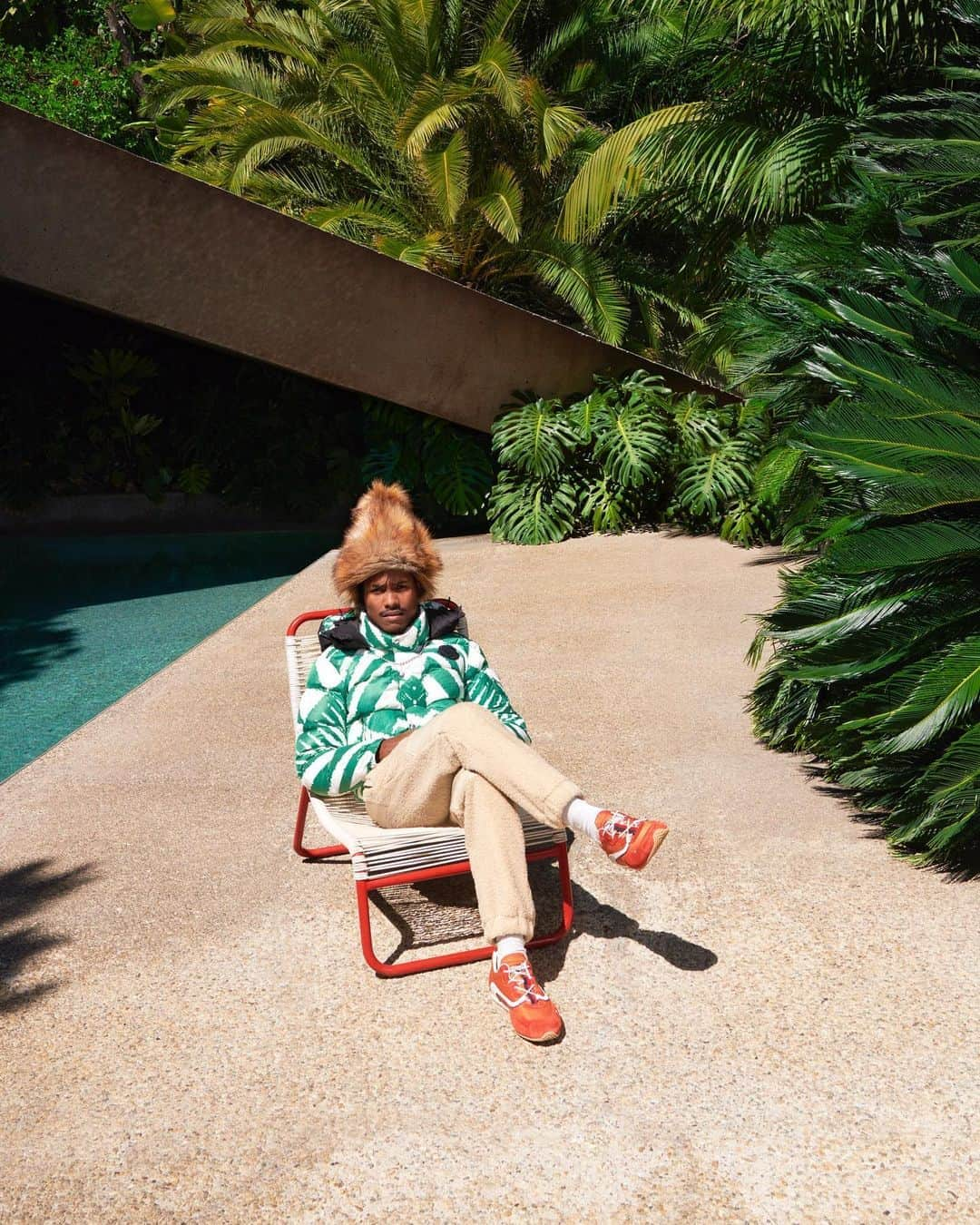 モンクレールさんのインスタグラム写真 - (モンクレールInstagram)「Meet me outside of my palace.  Steve Lacy makes himself right at home at L.A.’s Goldstein Residence, designed by legendary midcentury architect John Lautner. Protection from the elements courtesy of reversible chamber quilted jacket in ikat print, from the new #MONCLER1952 MAN collection by @SergioZambon.  #MONCLERGENIUS  Shot by Theo Wenner  @Steve.Lacy  @Theo123456」9月13日 4時23分 - moncler