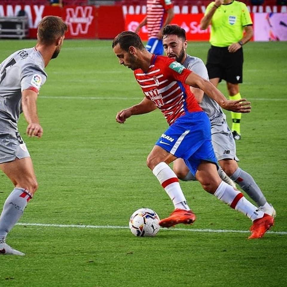 ロベルト・ソルダードのインスタグラム：「No es cómo se empieza, sino cómo se termina...¡pero mejor empezar bien! 😉 ¡Felices por poder dedicar esta primera victoria de la temporada a todos los granadinistas que estáis pasando momentos complicados! Ojalá sea la primera de muchas.   #VamosmiGranada #EternaLucha 🔴⚪」