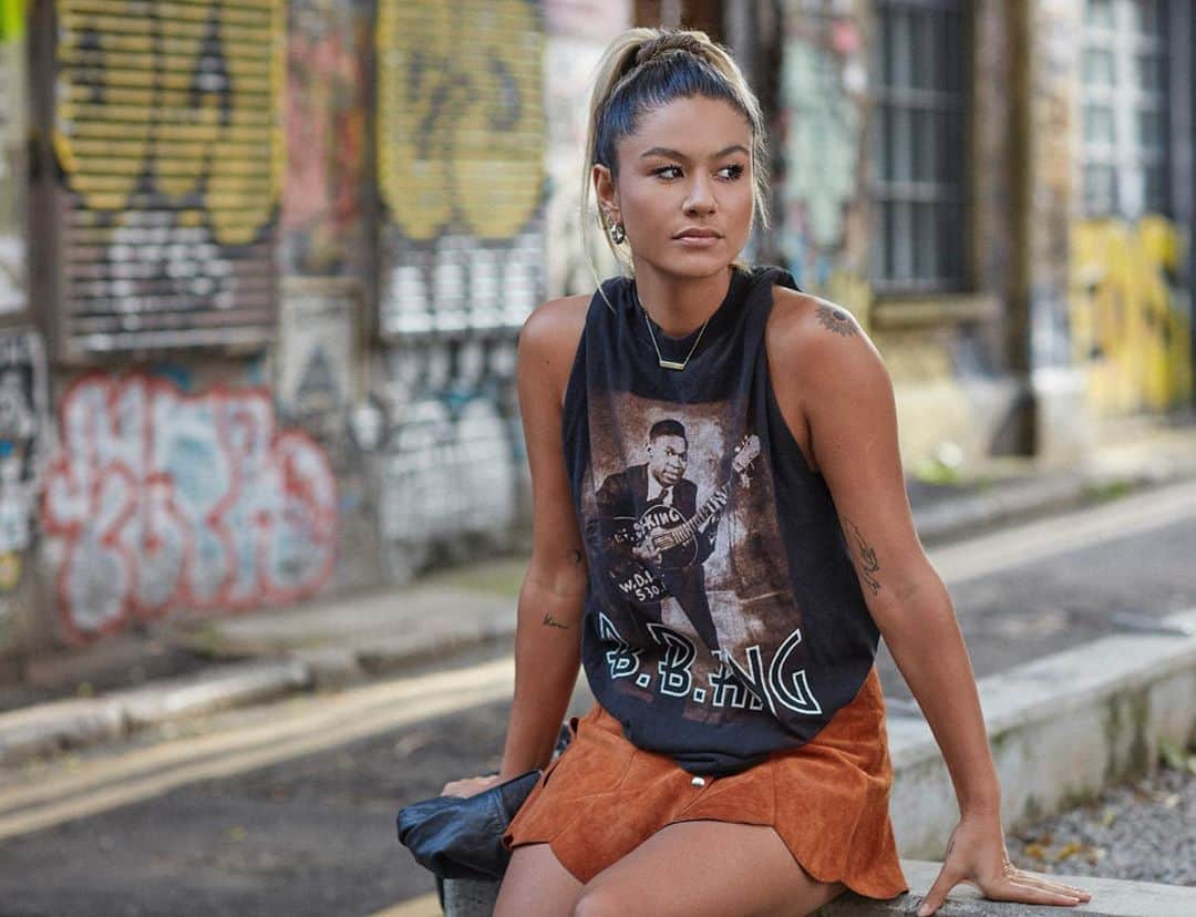 Mali-Koa Hoodのインスタグラム：「“It’s all very introspective and whether that’s looking at love or life – my music is influenced by these complexities of what it is to be imperfect but human. It’s not like I’m doing anything that people think “Woah it’s out there and weird, or I’ve never heard that before”, but more so “that’s heartfelt and open and raw and honest”. I feel like maybe the world needs a bit of that right now.”  WOWWWW we have an album month. Nov tada! Thanks to friends @ellemdforrest and @notion 🌞 for asking all the right questions. To read more link in bio. Pictures @jamesagrant x」