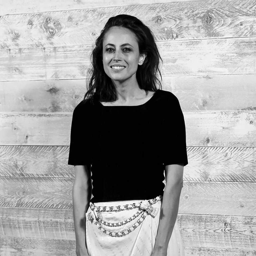 シャネルさんのインスタグラム写真 - (シャネルInstagram)「Writer Anne Berest wore a black top paired with a white silk skirt from the CHANEL Fall-Winter 2020/21 Ready-to-Wear collection at the annual CHANEL and Madame Figaro dinner for the Deauville American Film Festival.  #CHANELinCinema #CHANELinDeauville #CHANEL @AnneBerest #AnneBerest @DeauvilleUS #Deauville2020 @MadameFigaroFR @CHANEL.Beauty #CHANELMakeup」9月13日 4時32分 - chanelofficial