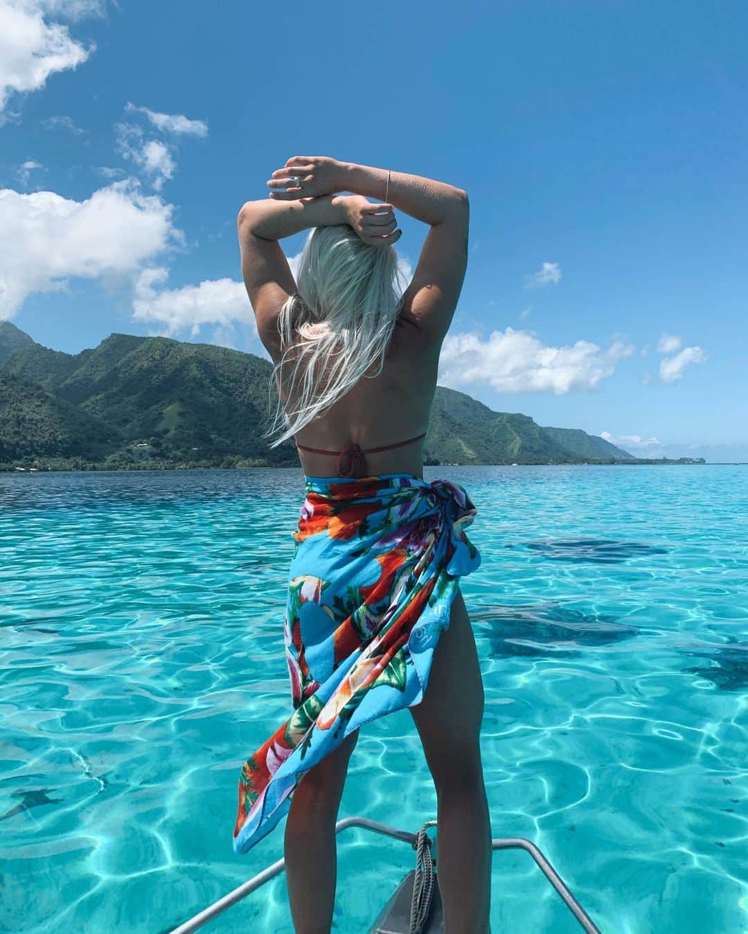 タティアナ・ウェストン・ウェブさんのインスタグラム写真 - (タティアナ・ウェストン・ウェブInstagram)「lost in sunshine and blue waters  @havaianas @havaianasusa ✨💧 #Tahiti」9月13日 4時38分 - tatiwest