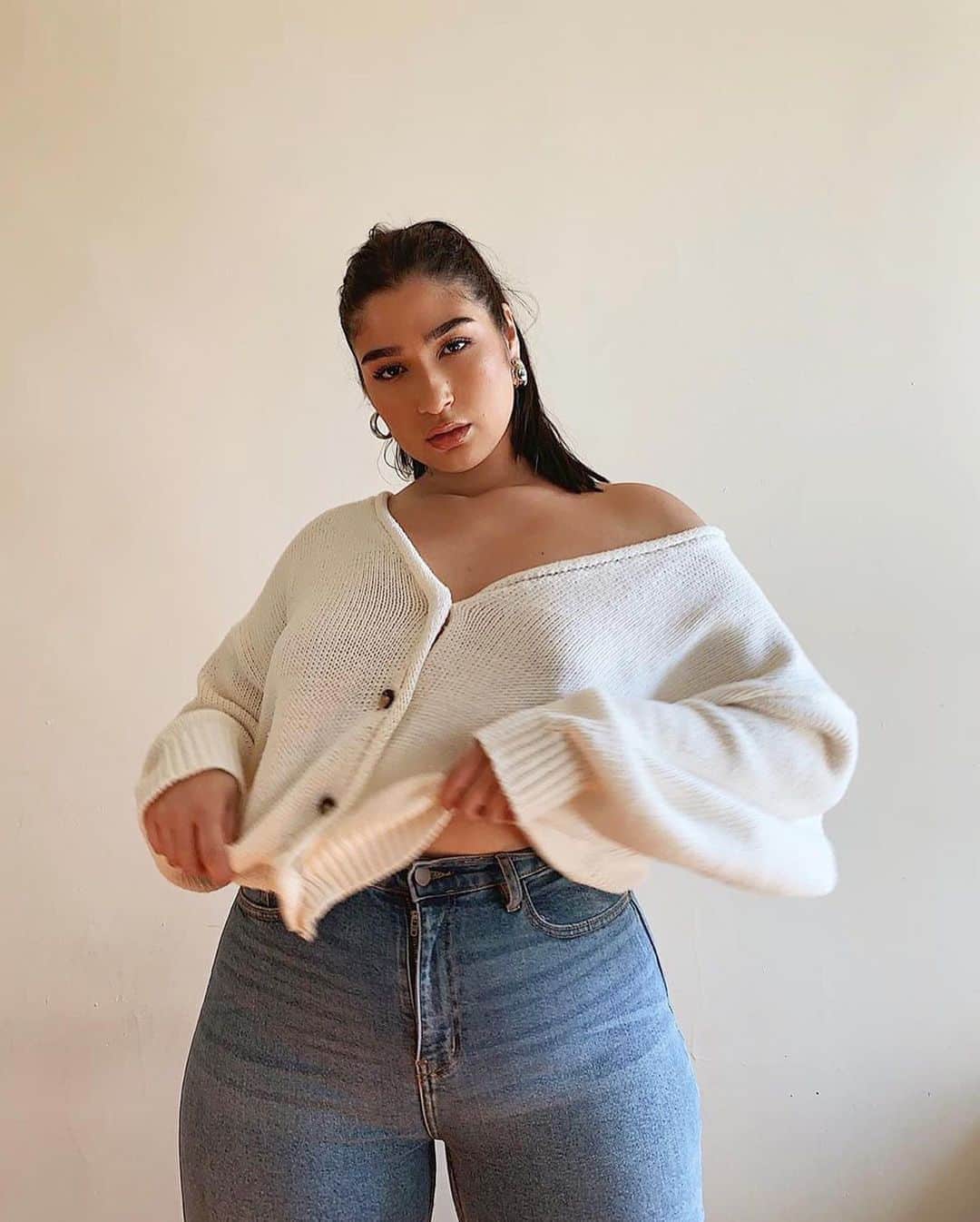WHO WHAT WEARさんのインスタグラム写真 - (WHO WHAT WEARInstagram)「Fall outfit ideas comin' in hot. 🍂 From oversized sweaters to relaxed button-downs, tap our link for the best basic fall tops that will look excellent with jeans. photos: @greceghanem, @javiera, @symphonyofsilk」9月13日 4時54分 - whowhatwear
