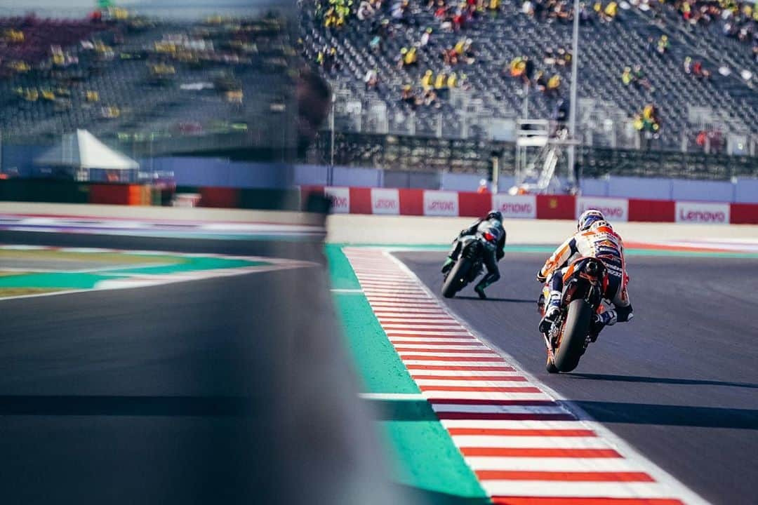 レプソル・ホンダのインスタグラム：「Rear wheel check 👀 ⬅️⬅️」
