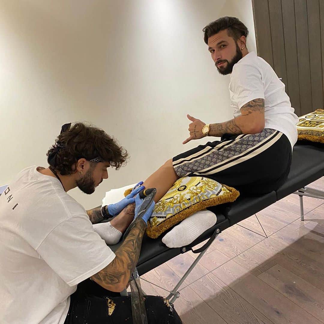 ホタのインスタグラム：「Con mi hermano  @tonigarciatattoo 💉💉  Gracias por tu arte en esta pieza tan importante para mi 🙏」
