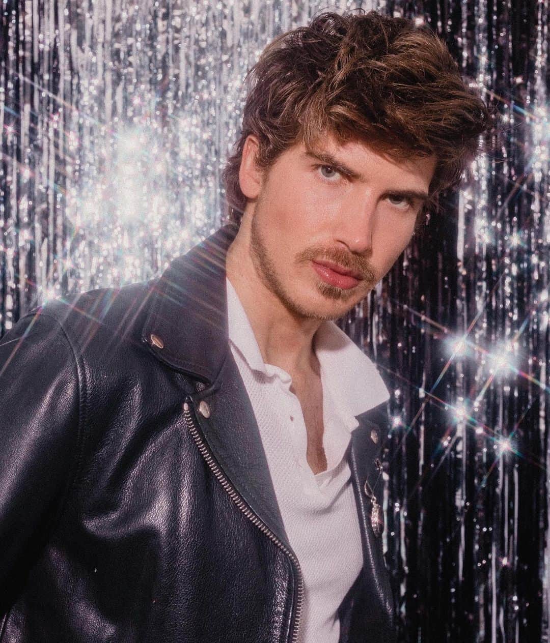 ジョーイ・グレーセッファのインスタグラム：「shining just for you✨  i’m a mirrorball, i’ll show you every version of yourself tonight✨ 📸 @jerrymaestas」