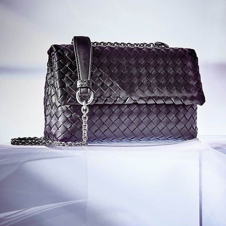 GILTのインスタグラム：「That’s right. #BottegaVeneta is here. Tap the link in bio to shop the sale.」