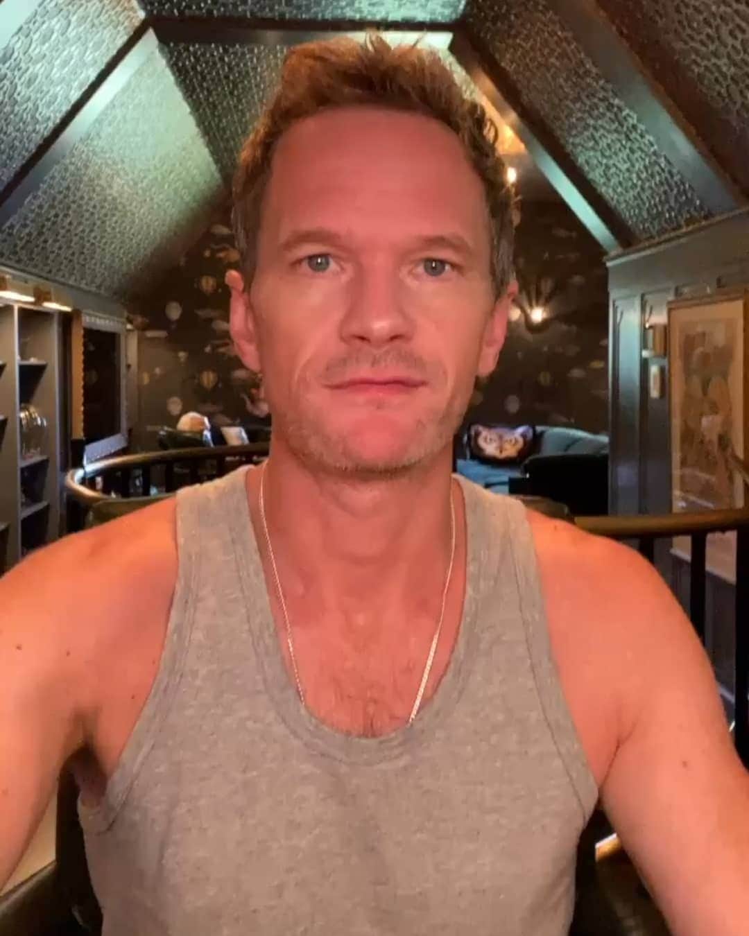 ニール・パトリック・ハリスのインスタグラム：「Happy Saturday! Have a nice weekend all! 🙂 #neilpatrickharris #nph #tagsforlikes #actor #lovethem #handsome #awesome #legendary @nph 💙💙」