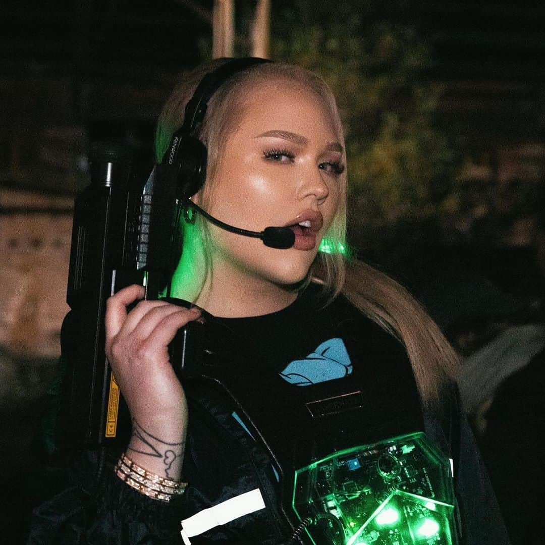 NikkieTutorialsさんのインスタグラム写真 - (NikkieTutorialsInstagram)「say hello to my little friend 💚🔫 @wieisdemol.avrotros ( who is your mole?)」9月13日 5時23分 - nikkietutorials