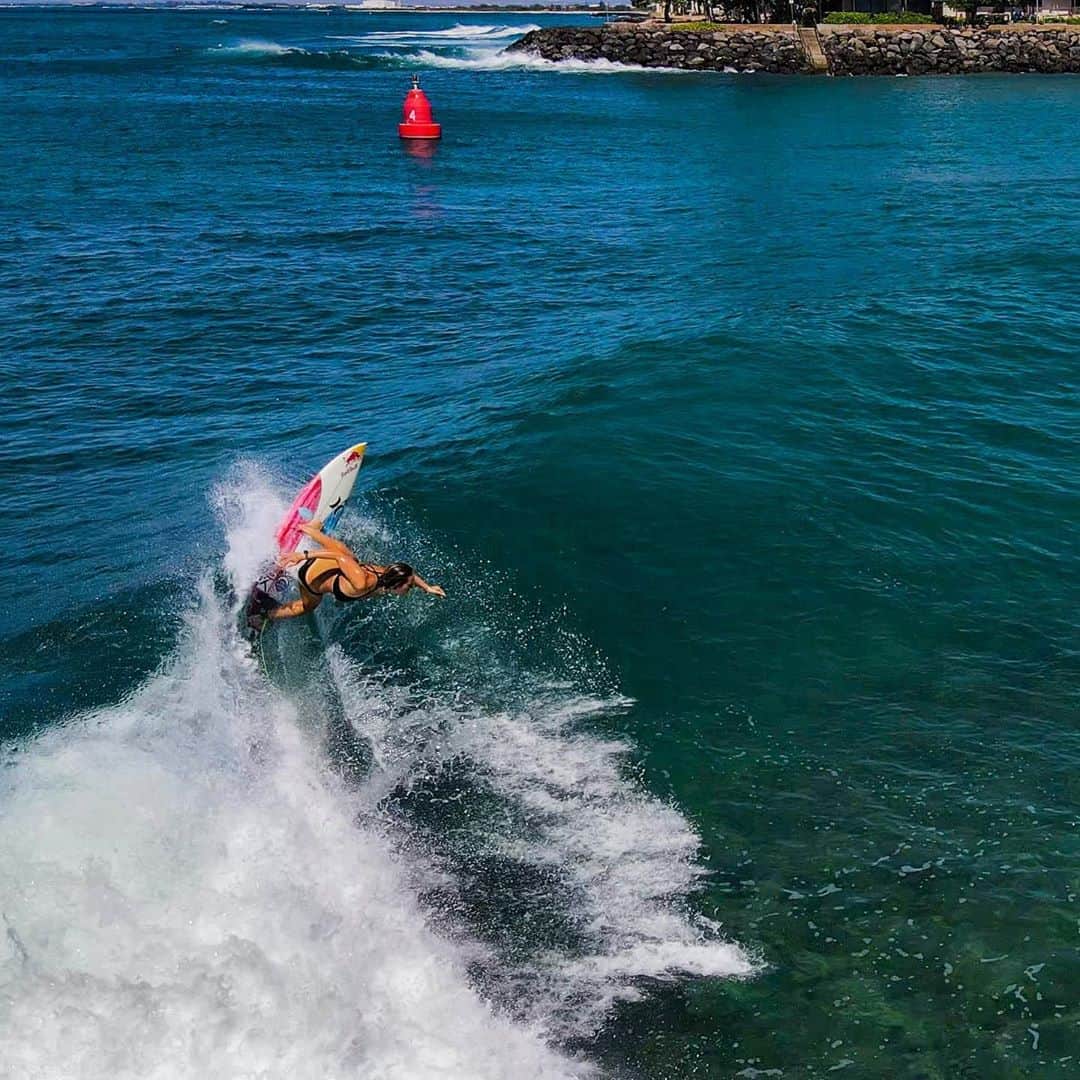カリッサ・ムーアのインスタグラム：「Soaking in the last swells of summer 💛☺️ pic: @peterkingphoto」