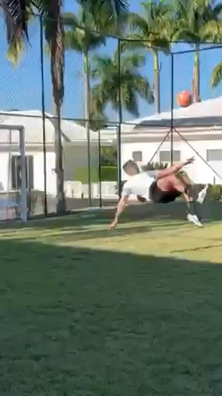 アレッサンドロ・ローザ・ヴィエイラのインスタグラム：「Marque o amigo pra fazer 😏🎯⚽️✅」